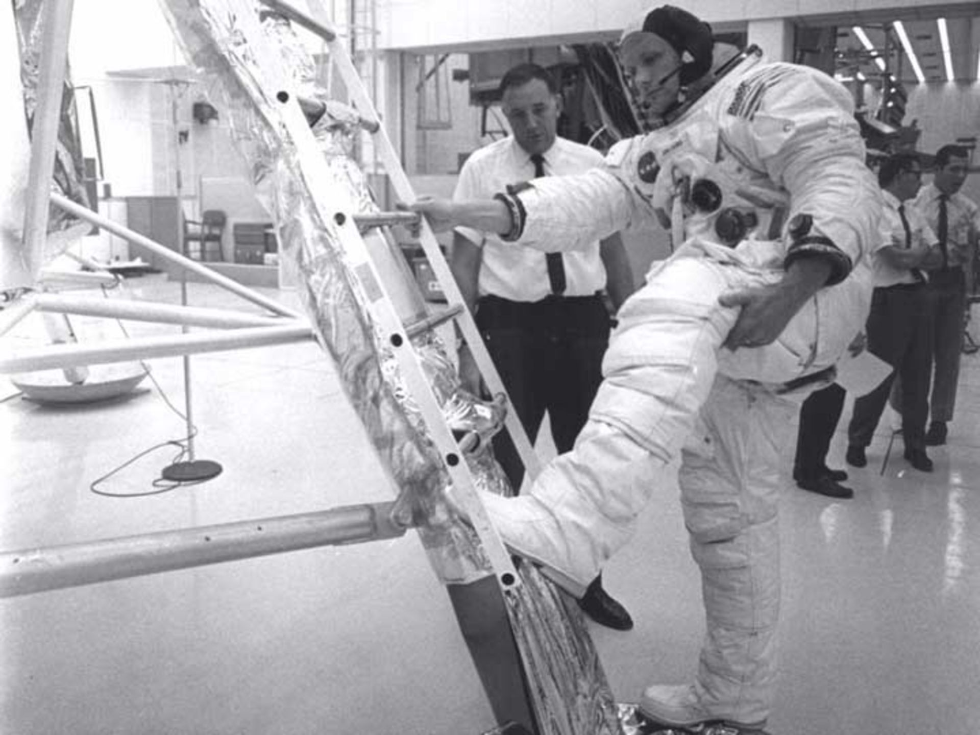 نیل آرمسترانگ با لباس فضانوردی 