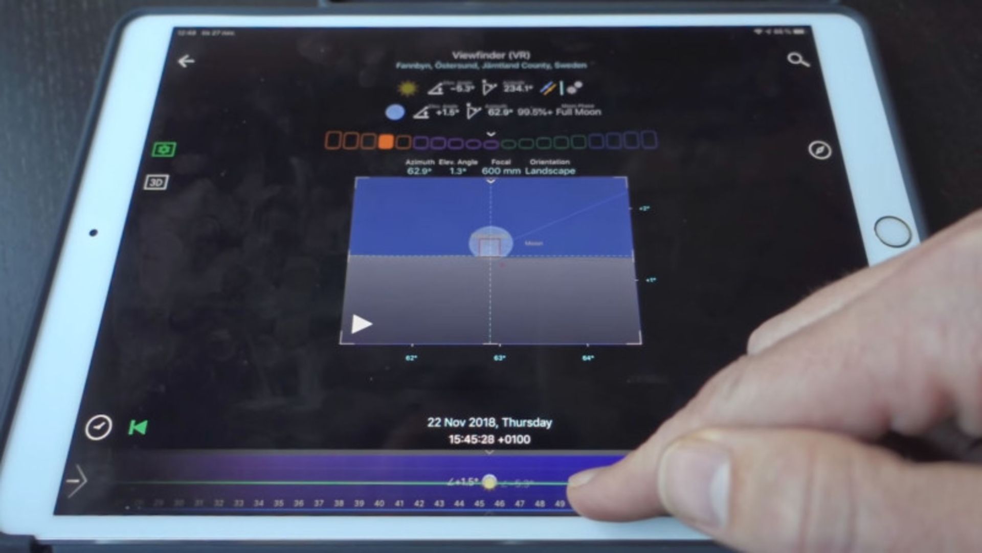 قرص ماه پشت کلیسا