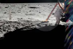 فضانوردان آپولو 11 دقیقا چه زمانی روی ماه گام نهادند؟