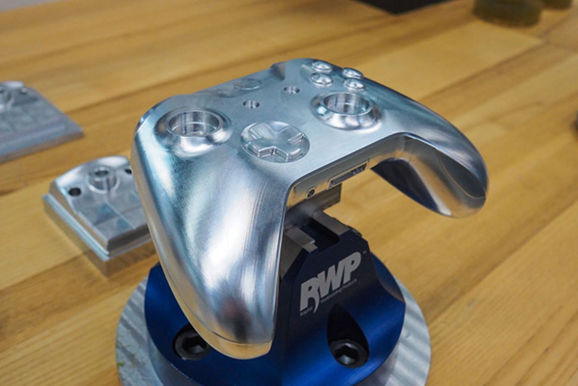 نمونه فلزی دسته ایکس باکس