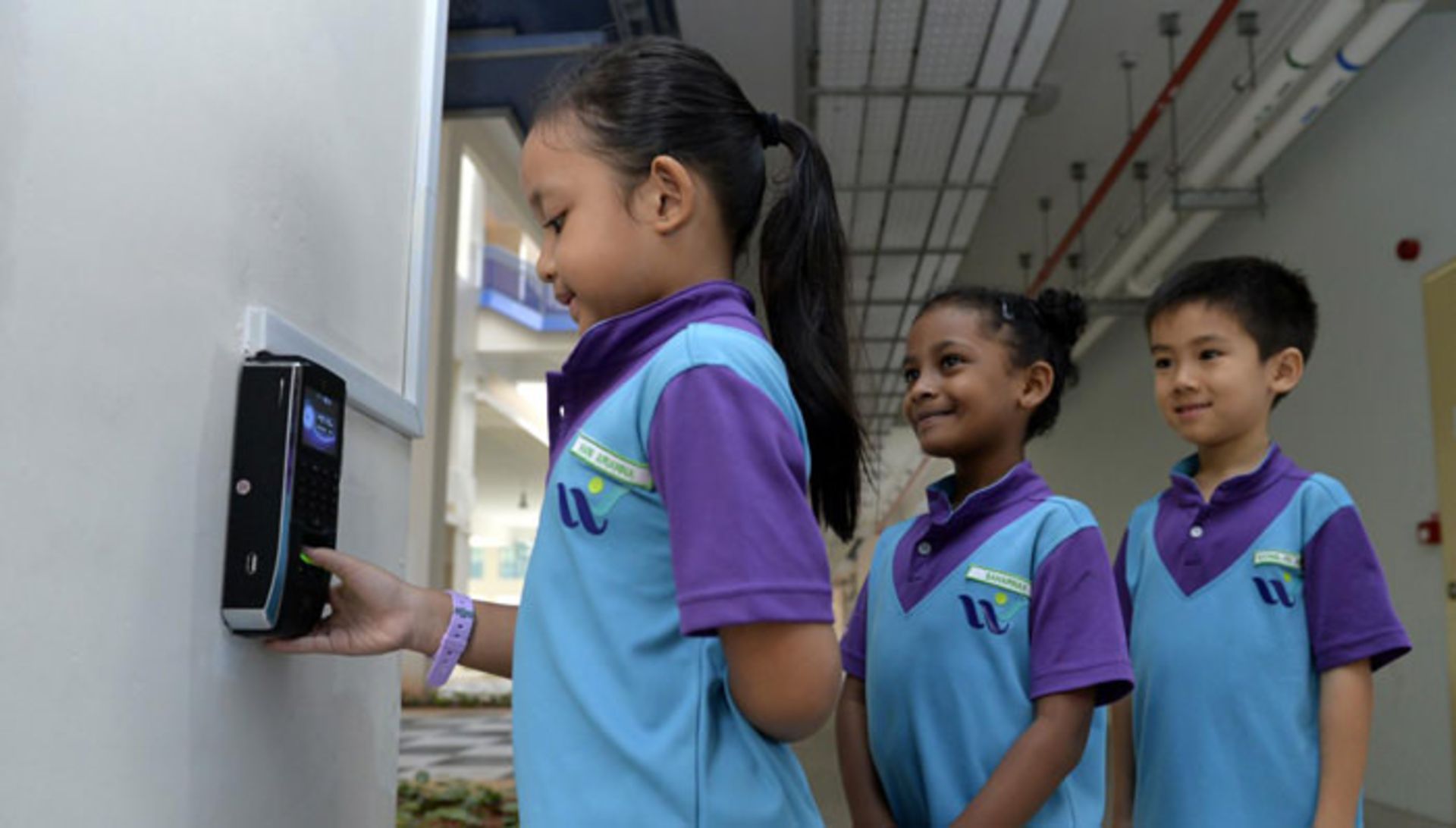 دستگاه حضور و غیاب سر انگشتی در مدارس