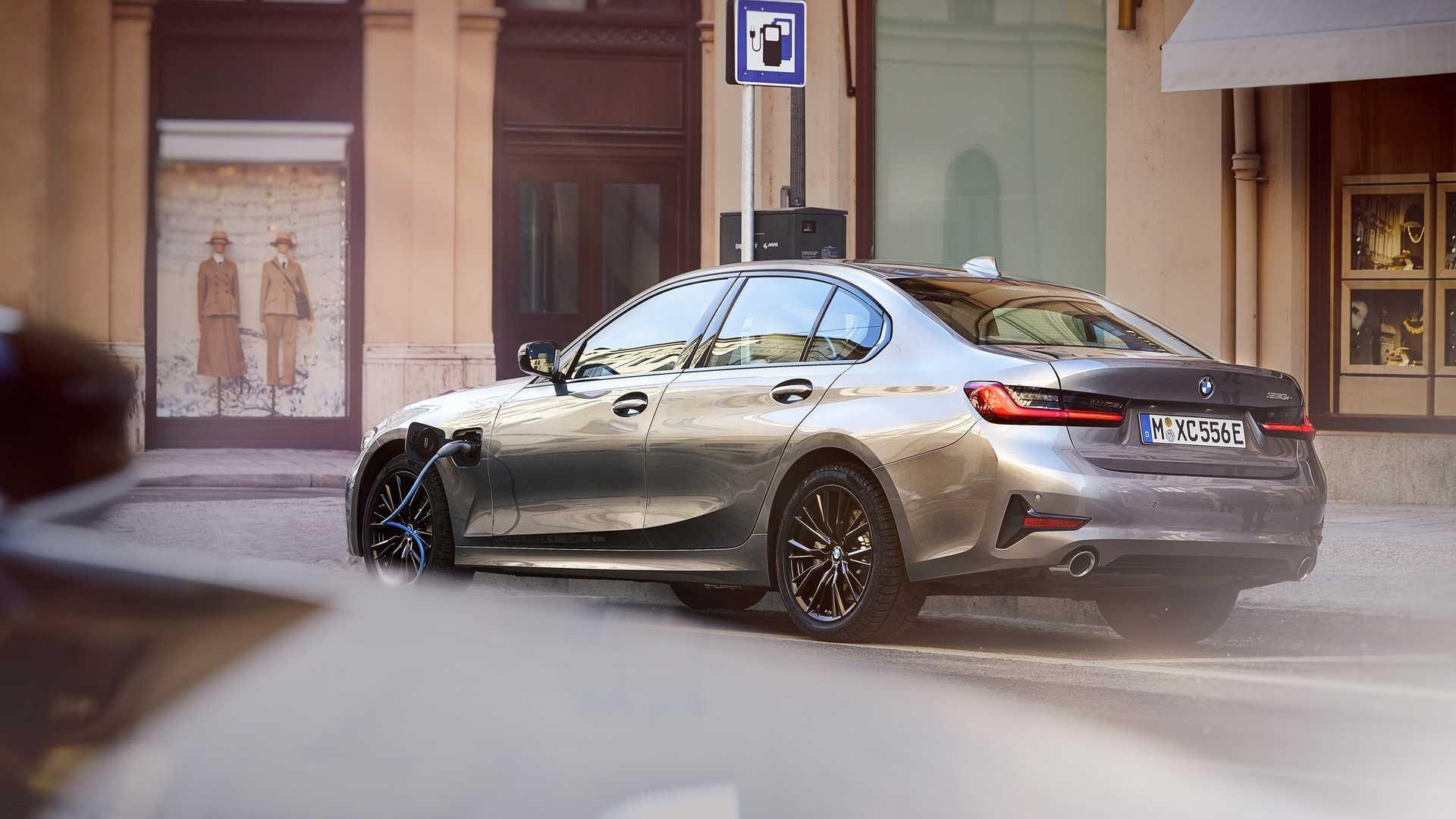 2020 BMW 330e Plug-In Hybrid / بی ام و پلاگین هیبریدی