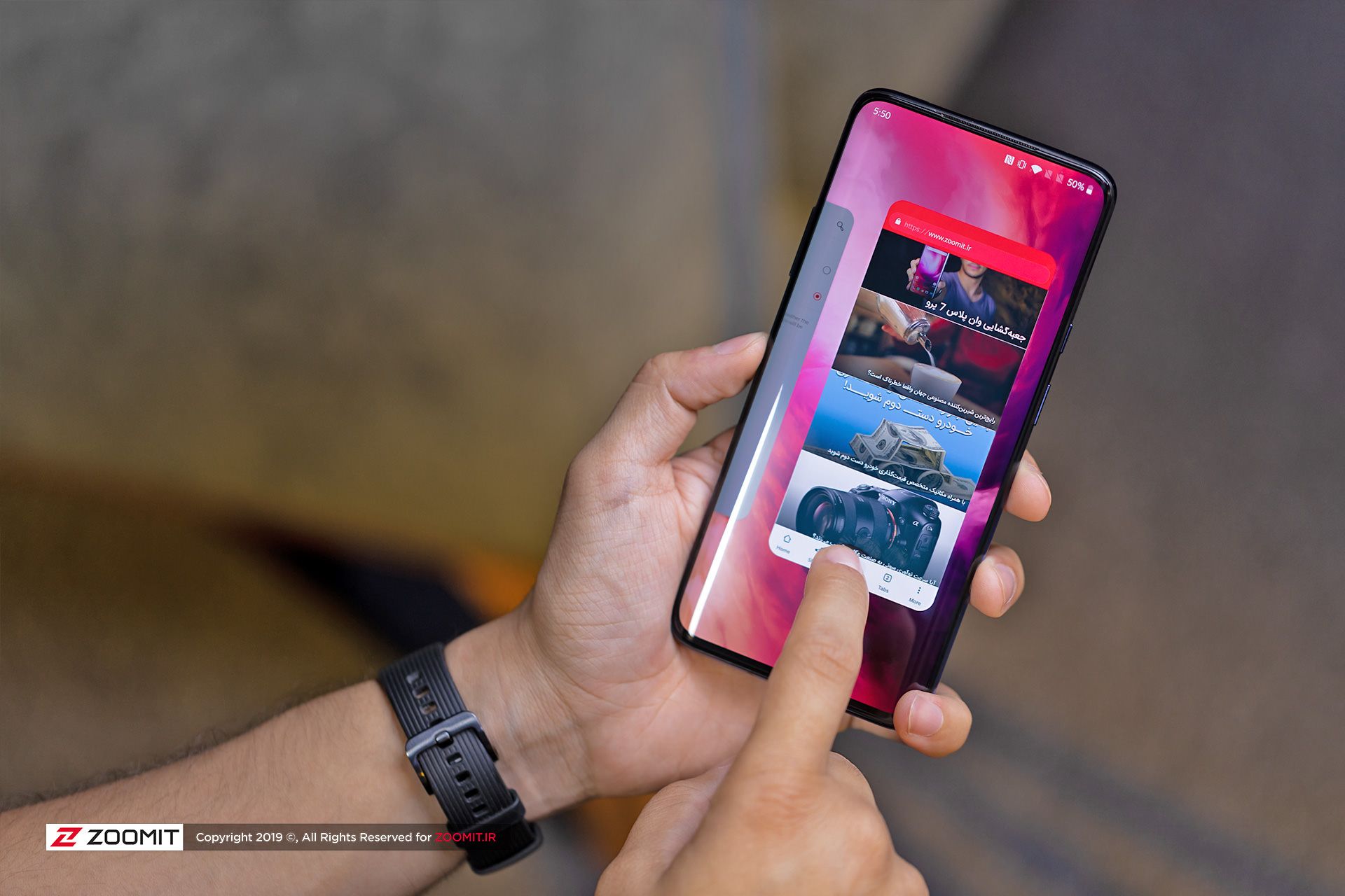 وان پلاس 7 پرو / OnePlus 7 Pro در دست راست کاربر