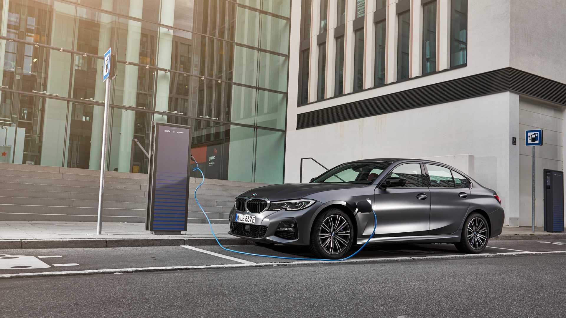 2020 BMW 330e Plug-In Hybrid / بی ام و پلاگین هیبریدی