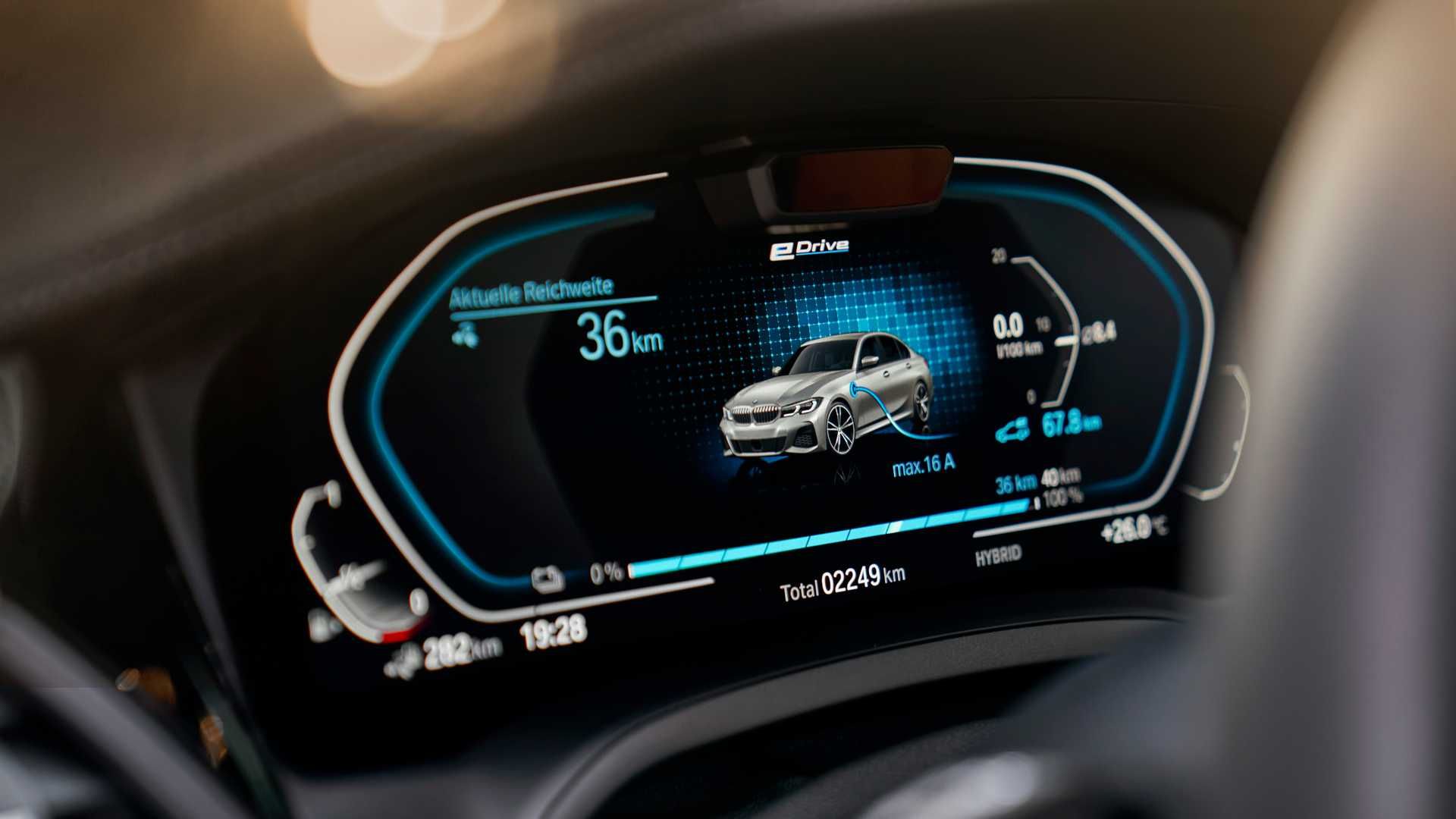 2020 BMW 330e Plug-In Hybrid / بی ام و پلاگین هیبریدی