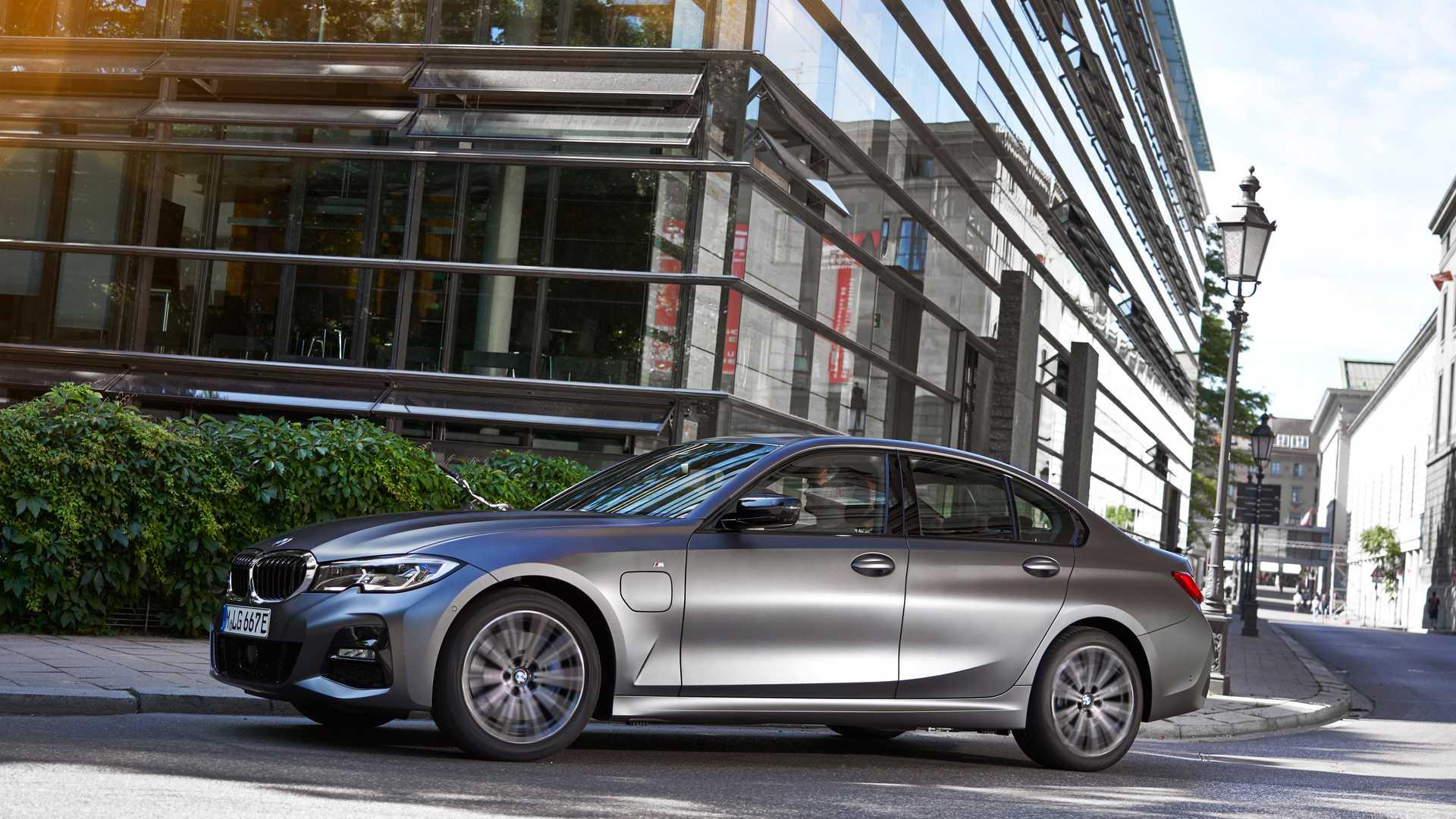 2020 BMW 330e Plug-In Hybrid / بی ام و پلاگین هیبریدی
