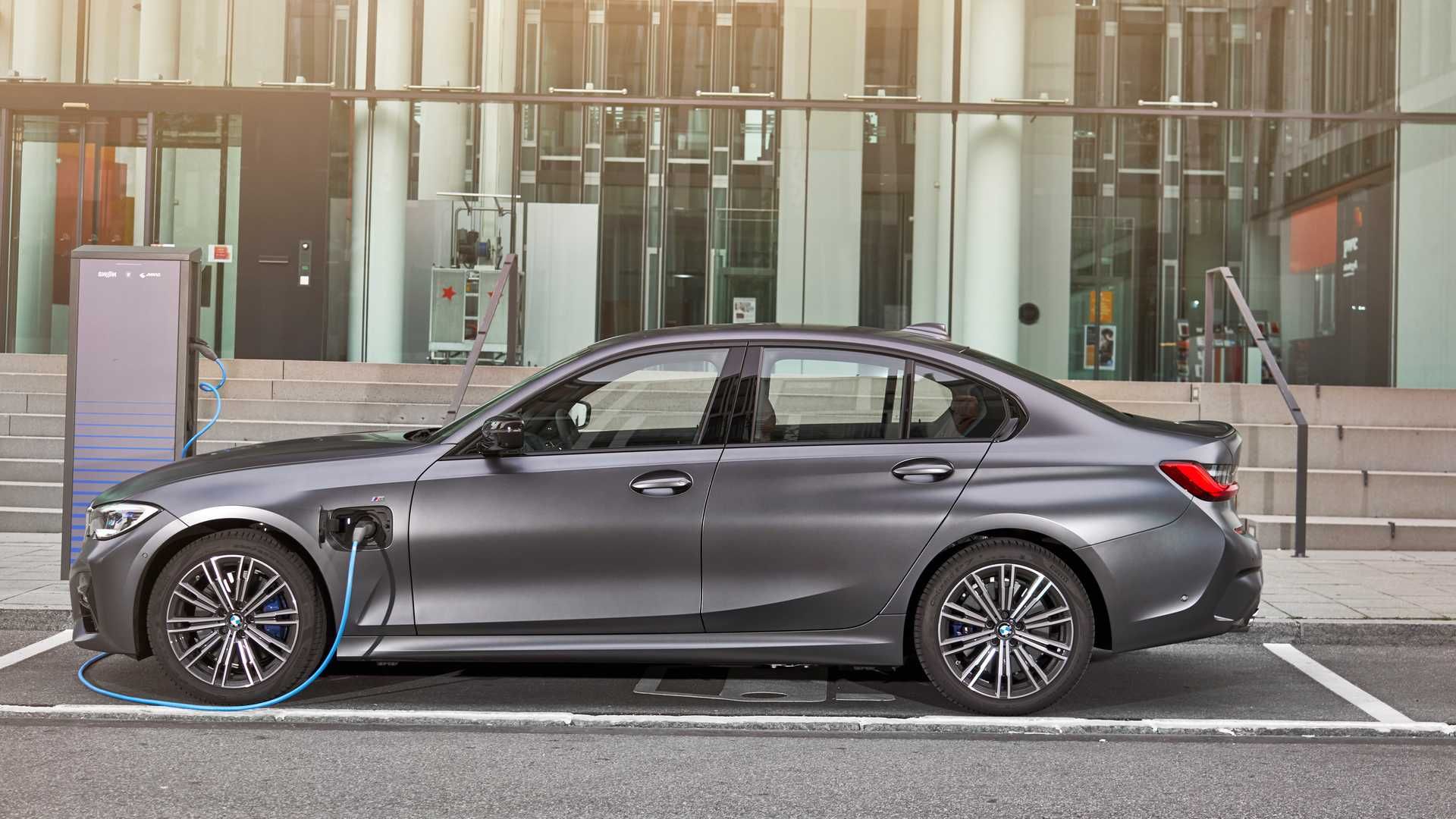 2020 BMW 330e Plug-In Hybrid / بی ام و پلاگین هیبریدی
