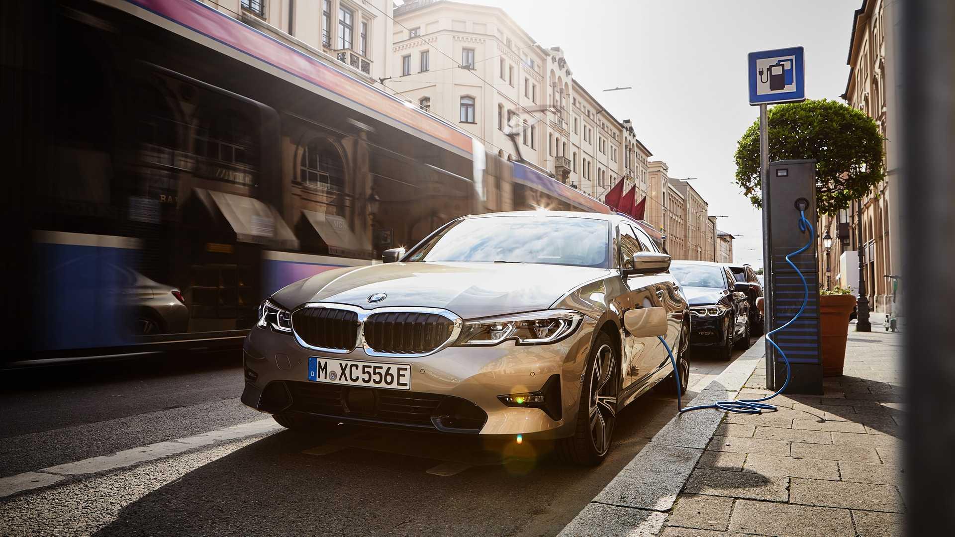 2020 BMW 330e Plug-In Hybrid / بی ام و پلاگین هیبریدی