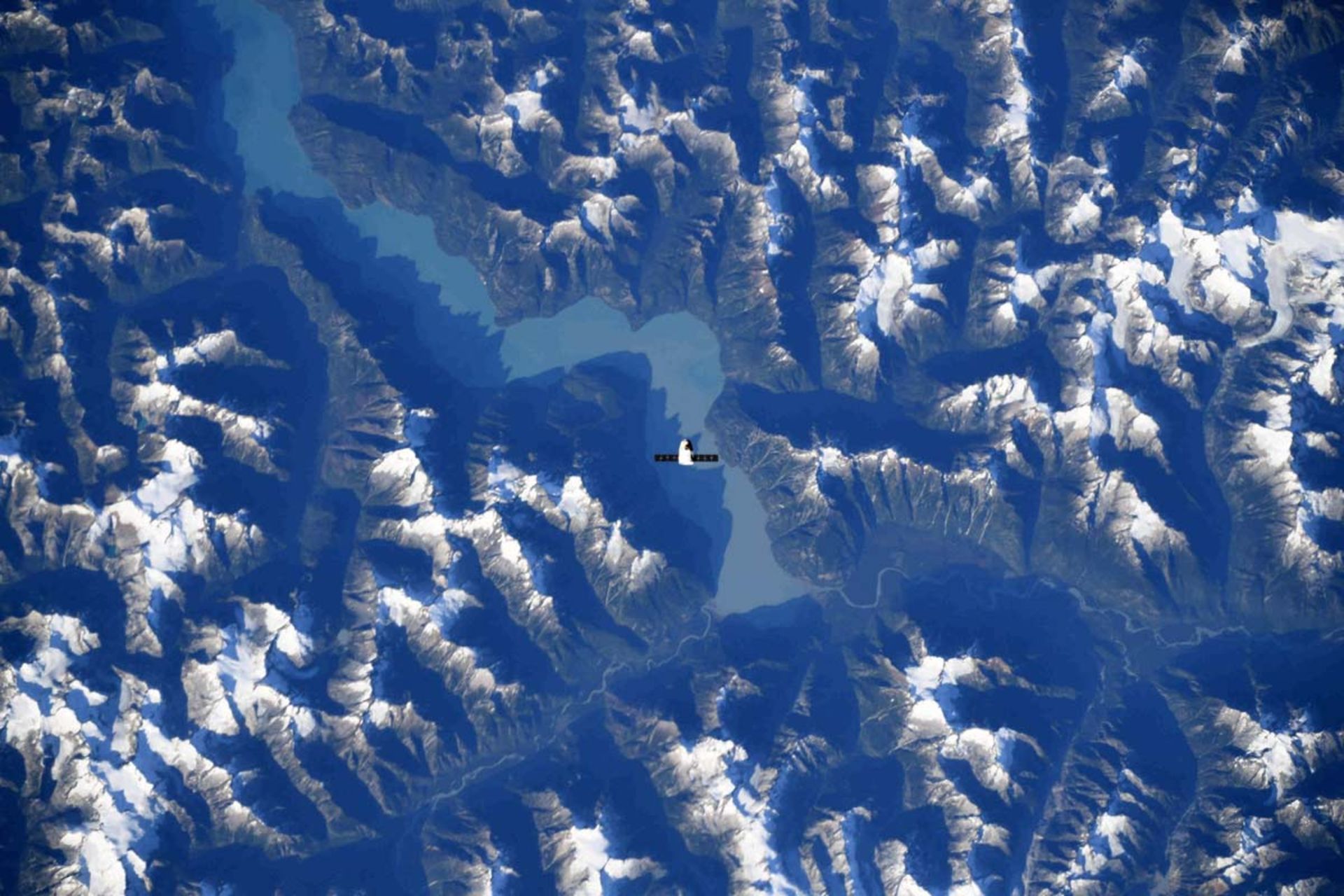 پرواز فضاپیمای دراگون اسپیس‌ایکس بر فراز کوه‌های راکی کانادا