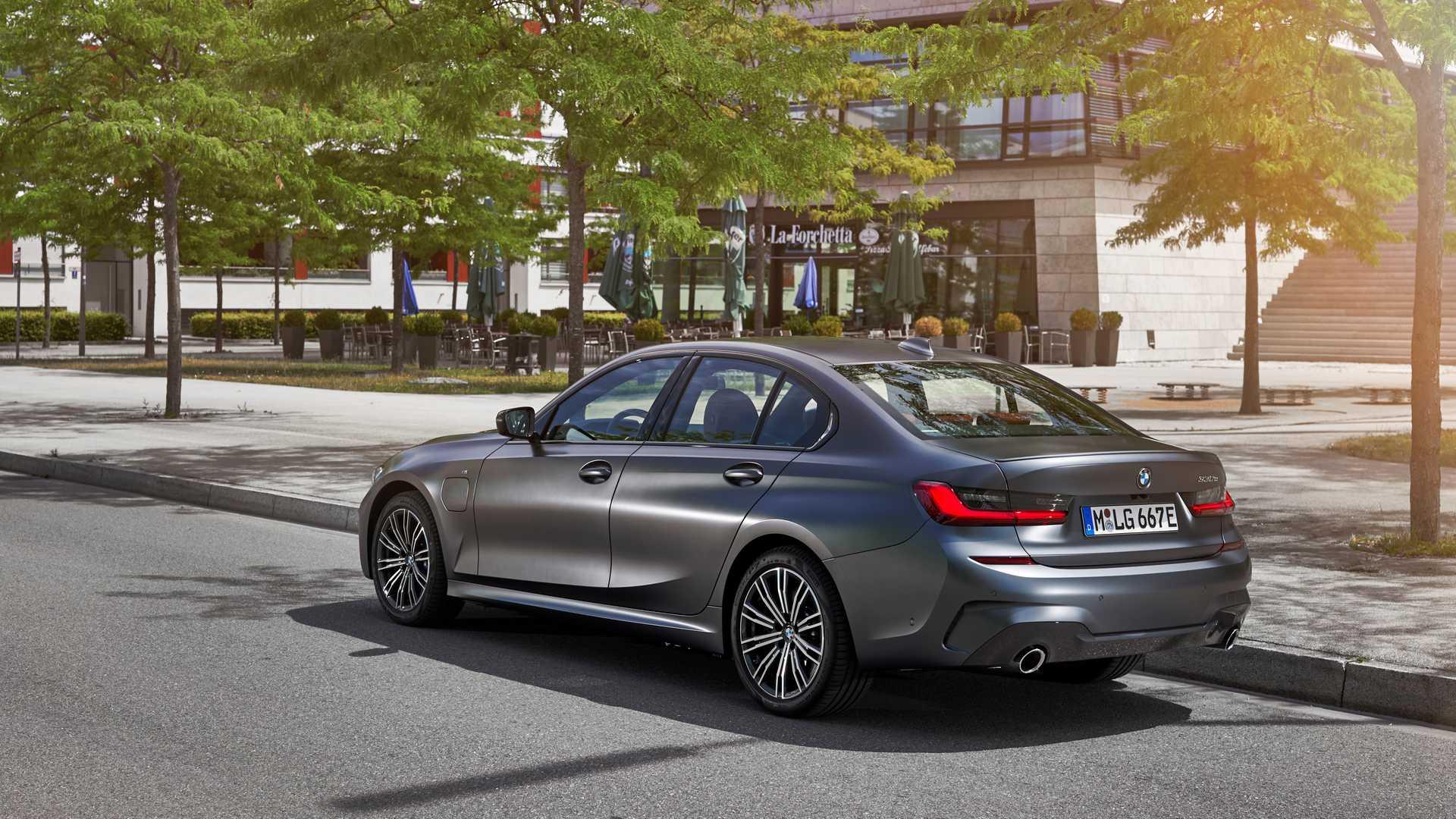 2020 BMW 330e Plug-In Hybrid / بی ام و پلاگین هیبریدی