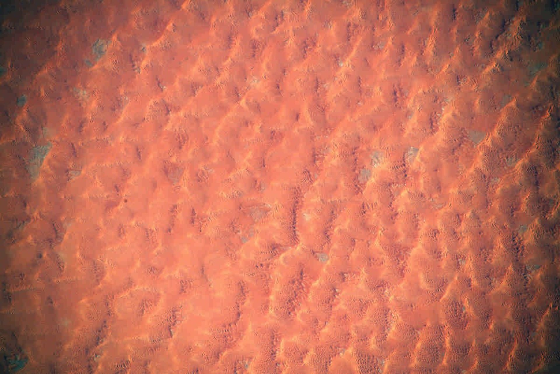 درخشش پوسته‌ی سرخ کره زمین از فضا