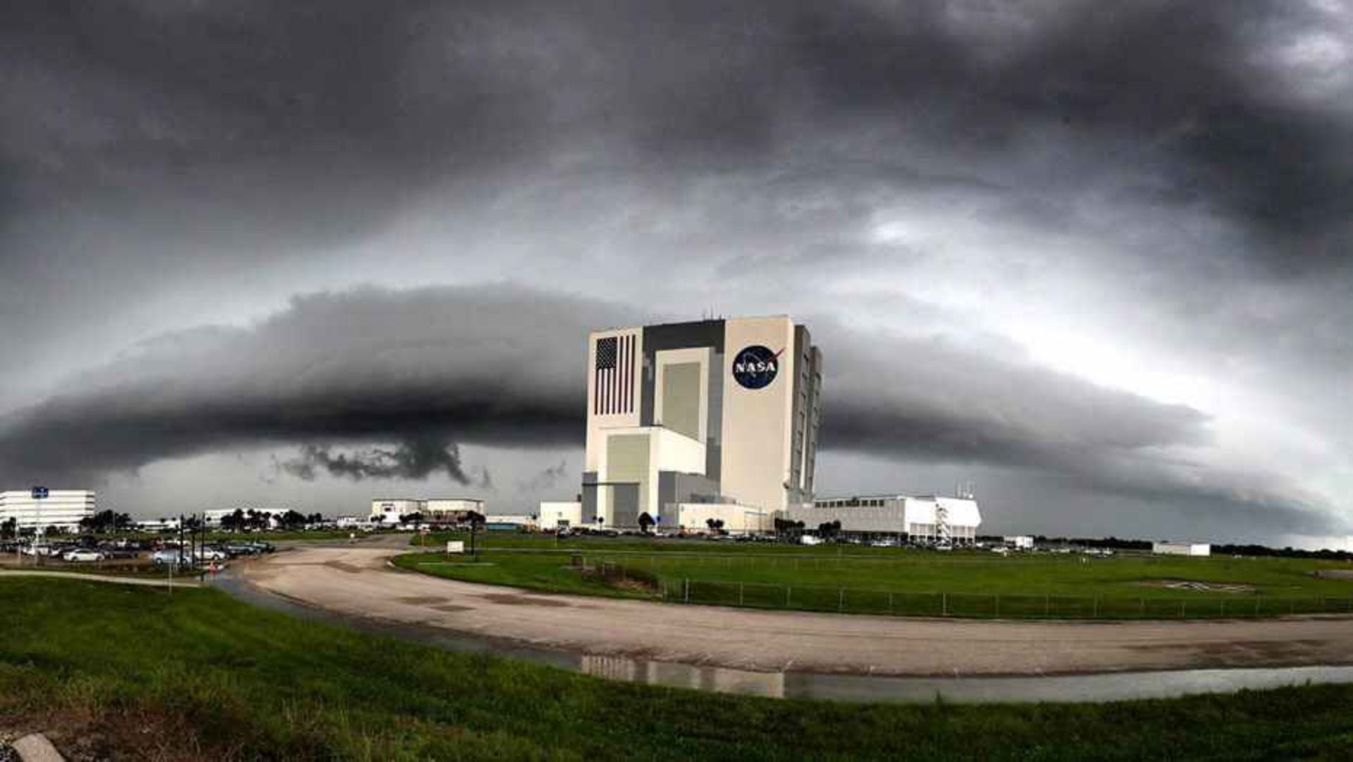 مرکز فضایی کندی از تندباد دوریان جان سالم به‌در برد