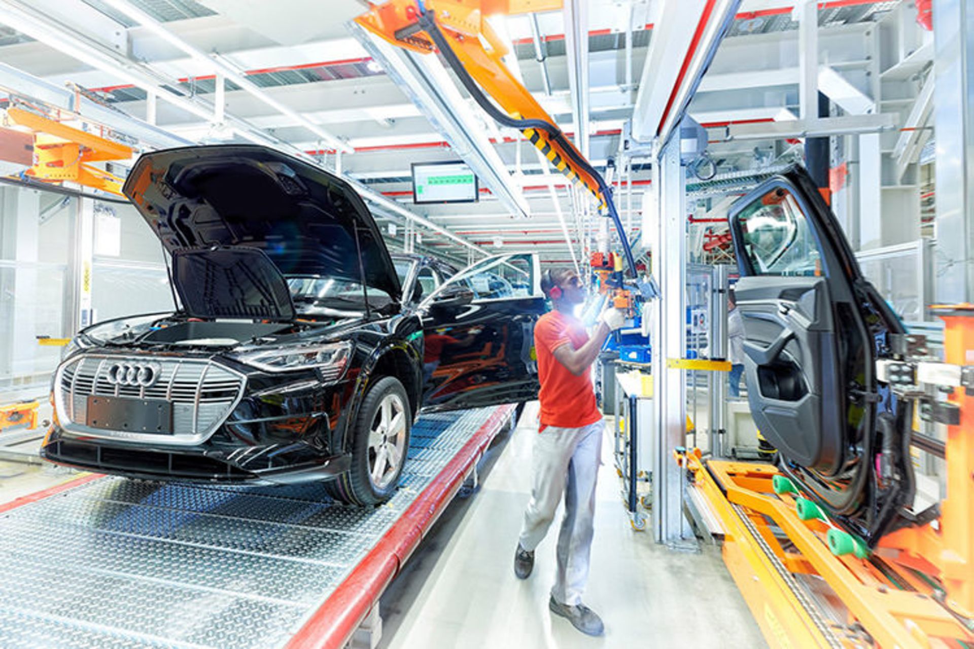 Audi E-Tron EV / خودروی برقی آئودی ای-ترون