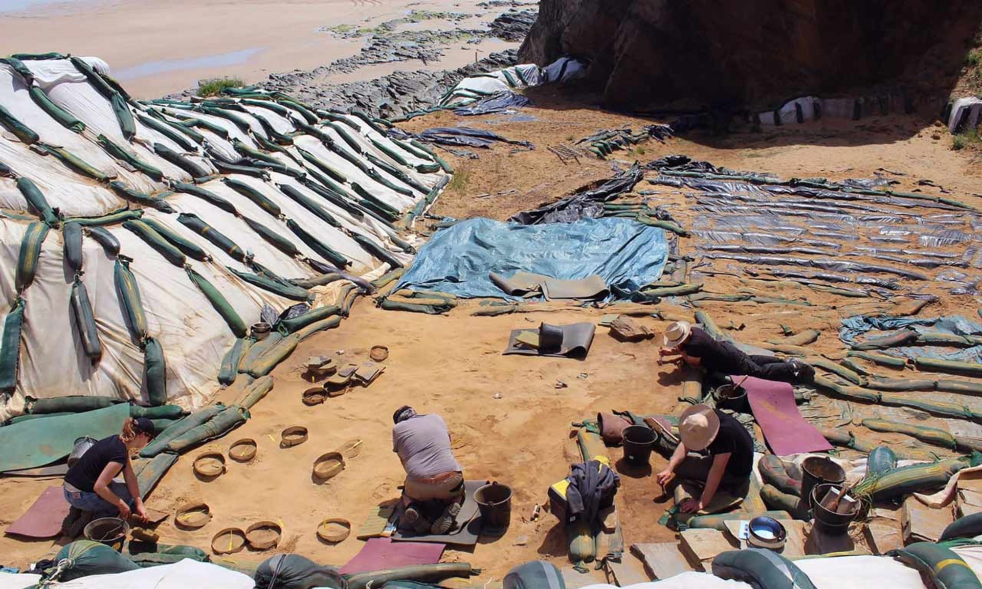 دانشمندان در حال کاوش در محوطه باستانی لو روزل در سواحل نرماندی