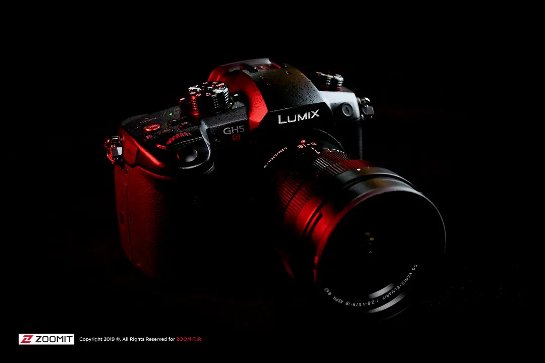 پاناسونیک لومیکس ج ای ۵ اس / Panasonic Lumix GH5S نمای سه رخ جلو در تاریکی