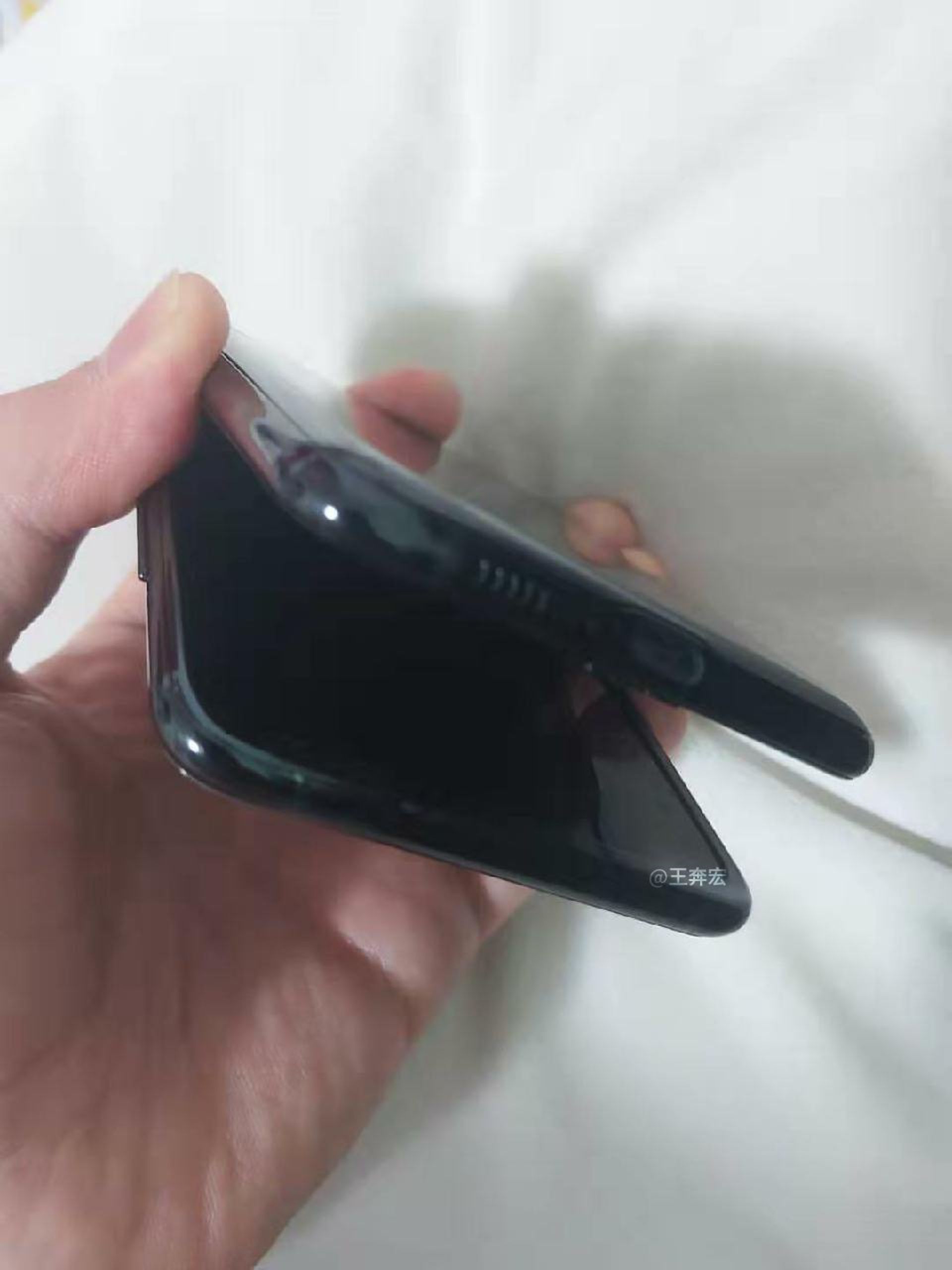 گلکسی فولد 2 در دنیای واقعی / Galaxy Fold 2 Live Images