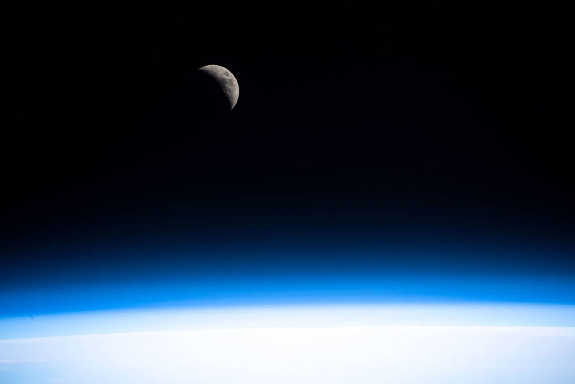 هلال ماه بر فراز آفریقا