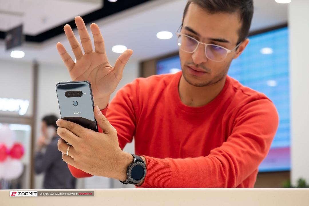 تکان دادن دست در جلوی نمایشگر ال جی جی ۸ اس تینکیو / LG G8s Thinq