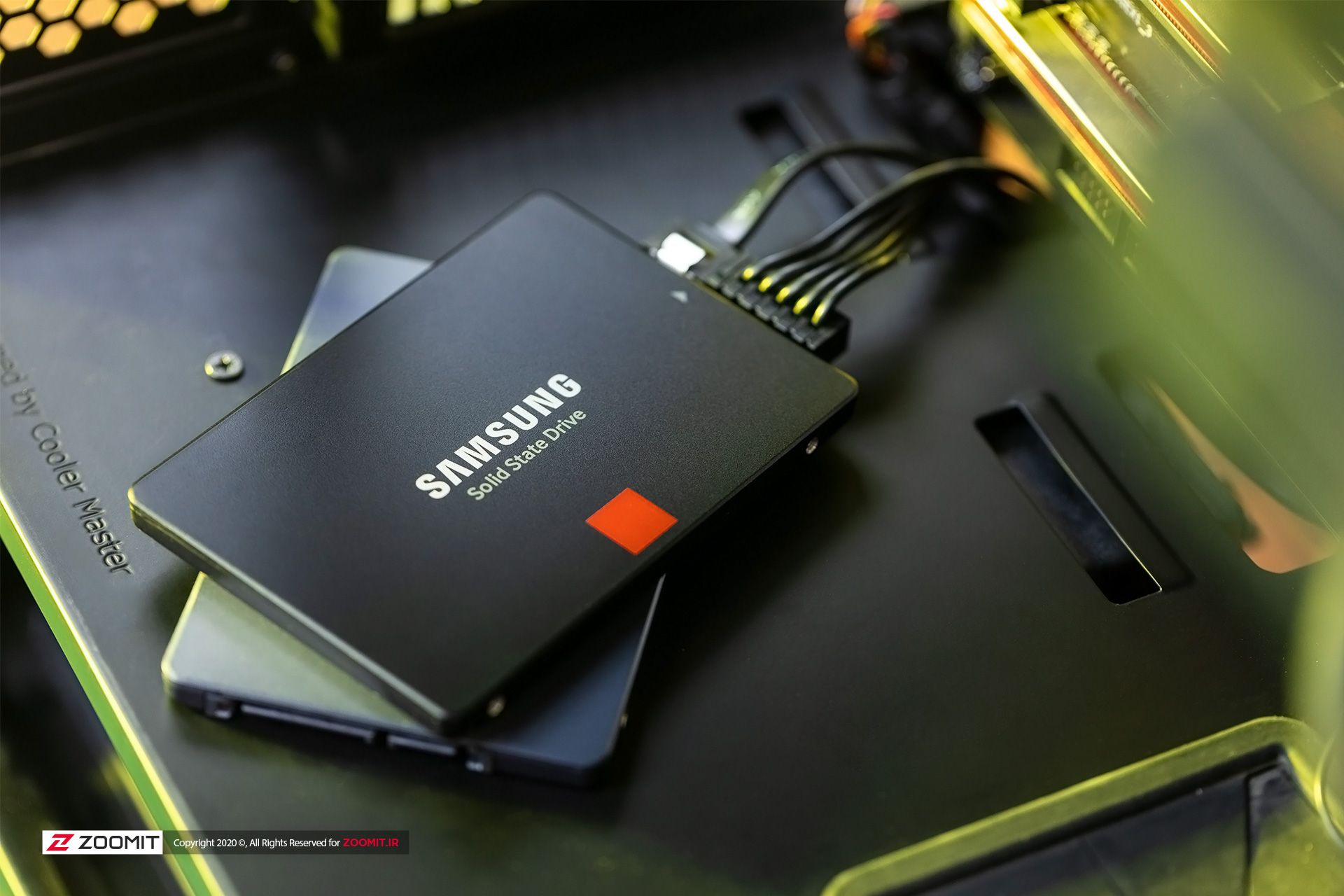 مرجع متخصصين ايران SSD سامسونگ 860 پرو در رايانه با كابل از نماي بالا
