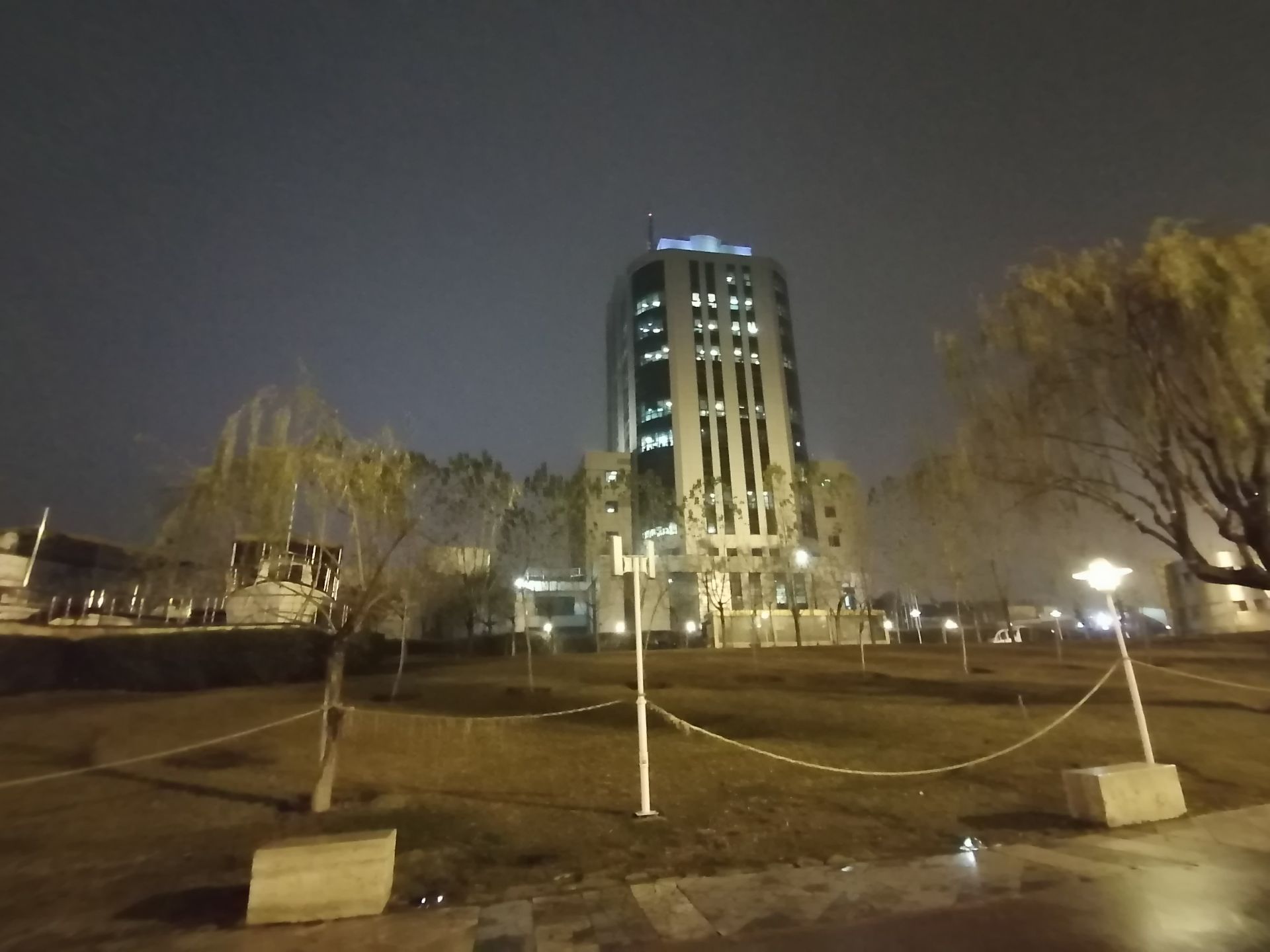 نمونه تصویر شب گرفته شده با دوربین اولتراواید آنر ۹ ایکس - حالت Photo