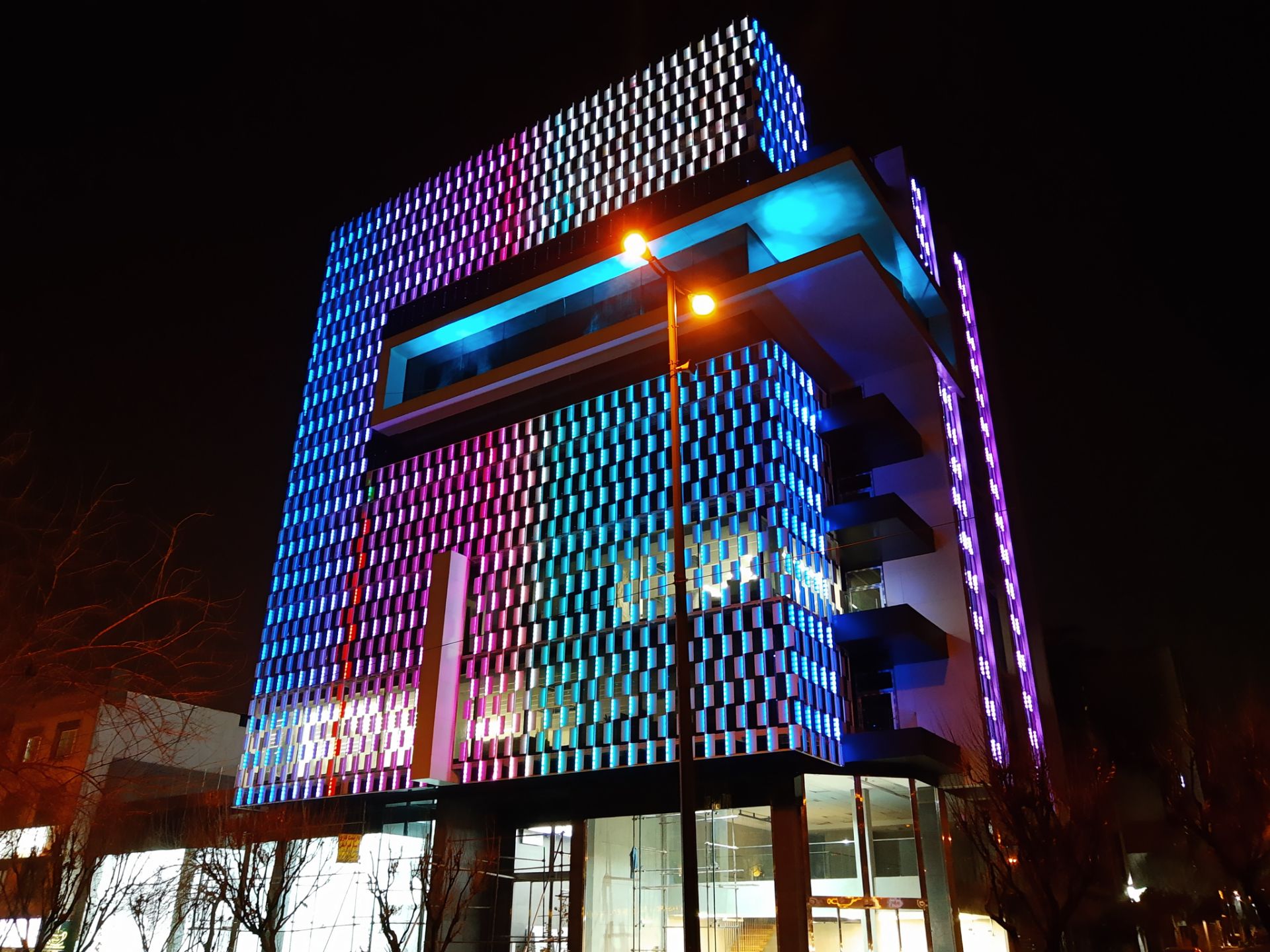 عکس موتورولا وان اکشن در تاریکی شب