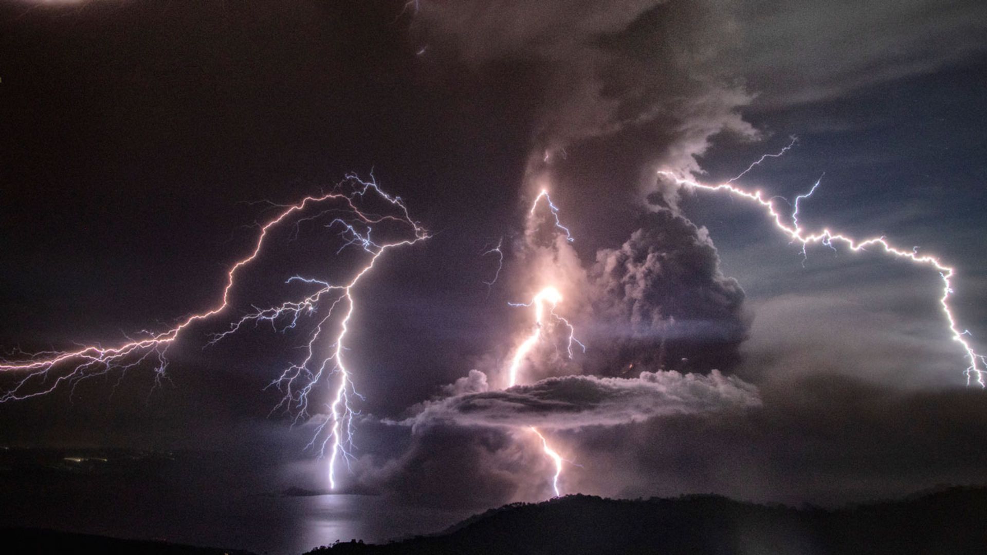 طوفان‌های تندری آتشفشان تال