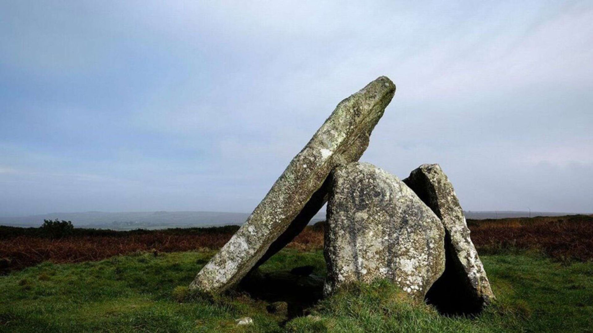 ردپای اوباش در سنگ افراشت مُلفرا کویئت انگلستان