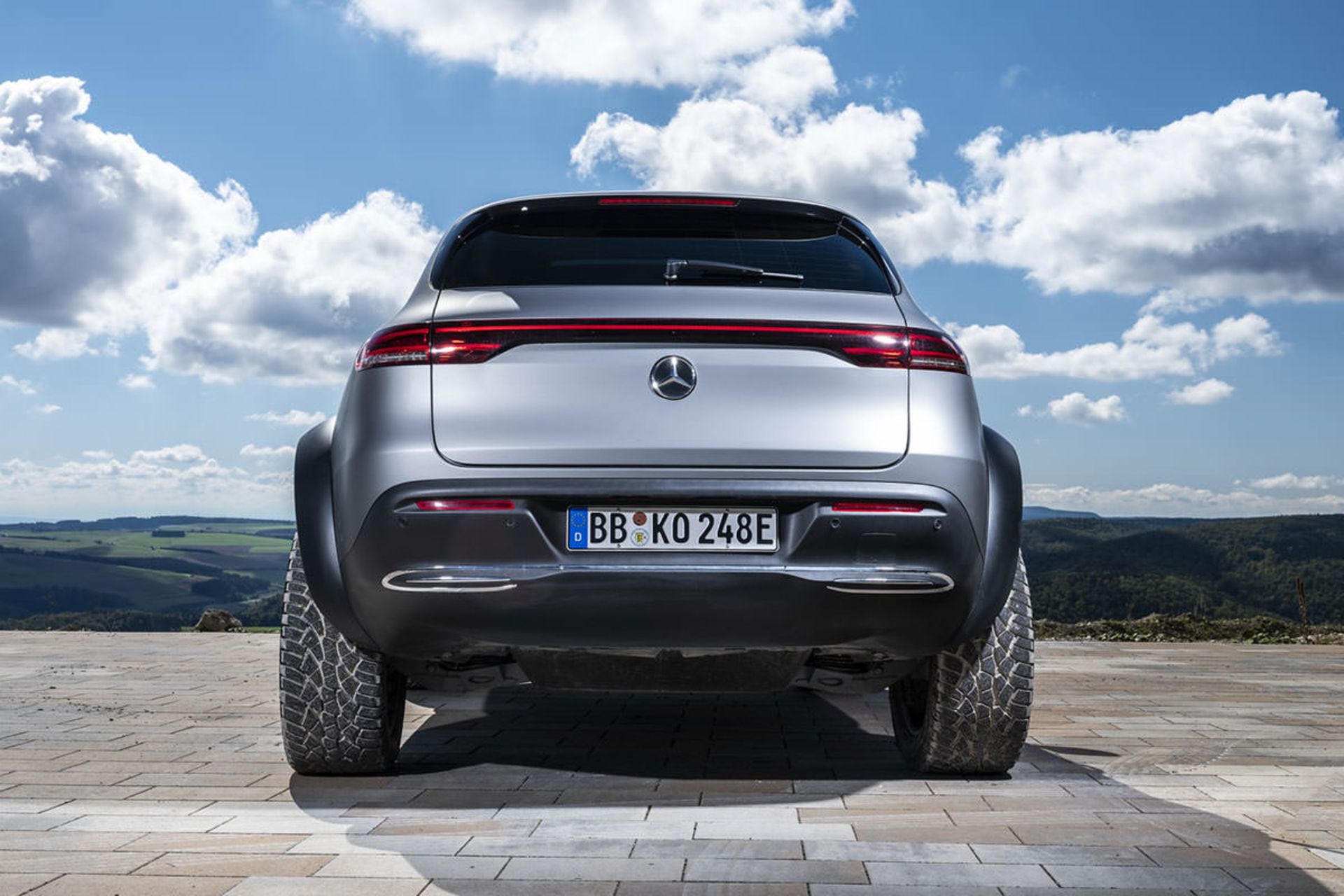 نمای عقب خودروی مفهومی و شاسی بلند برقی مرسدس بنز / Mercedes-Benz EQC 4×4² نقره ای رنگ در مسیر آفرود