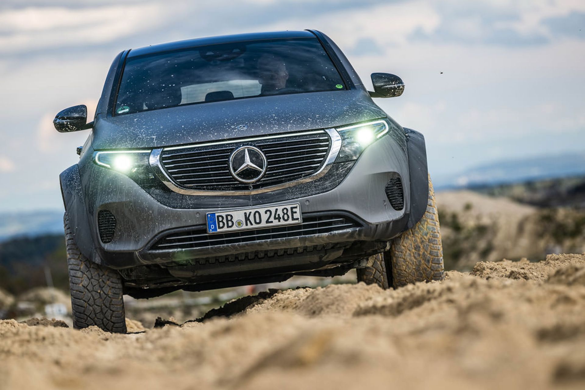 نمای جلو خودروی مفهومی و شاسی بلند برقی مرسدس بنز / Mercedes-Benz EQC 4×4² نقره ای رنگ در مسیر آفرود