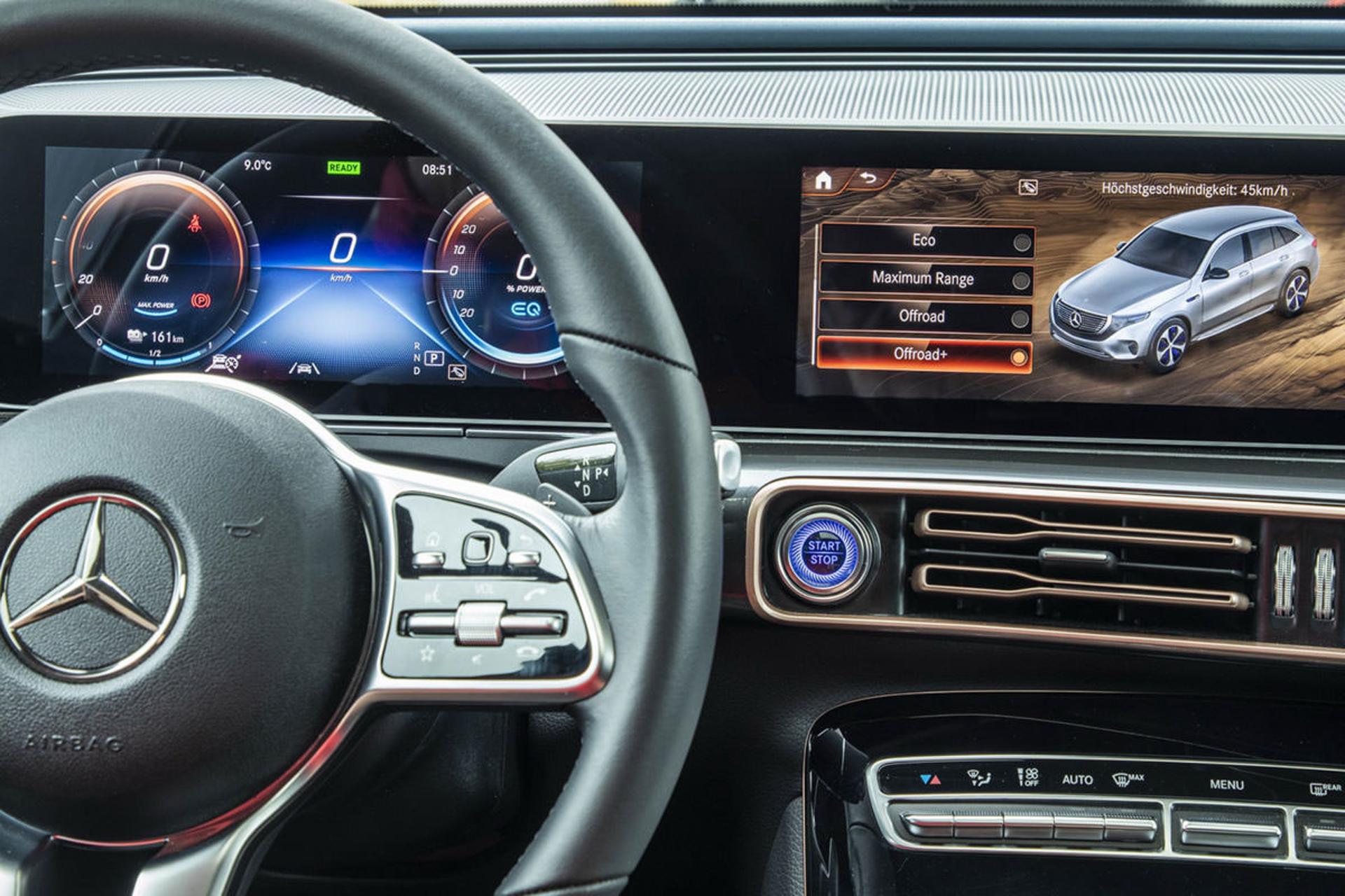نمای کابین و سیستم سرگرمی خودروی مفهومی و شاسی بلند برقی مرسدس بنز / Mercedes-Benz EQC 4×4² نقره ای رنگ در مسیر آفرود