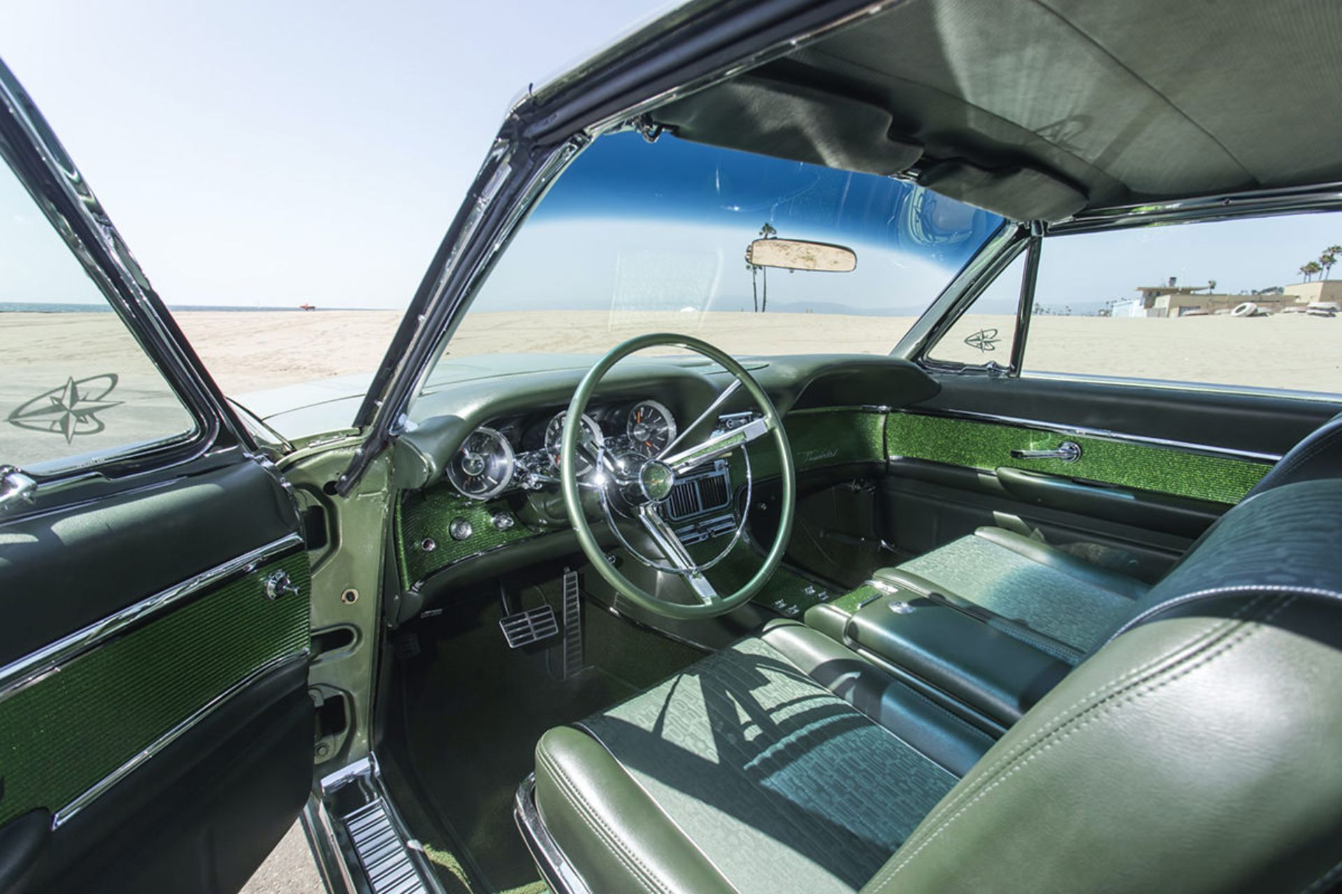 نمای داخل کابین خودرو کلاسیک فورد تاندربرد / 1963 Ford Thunderbird سبز رنگ