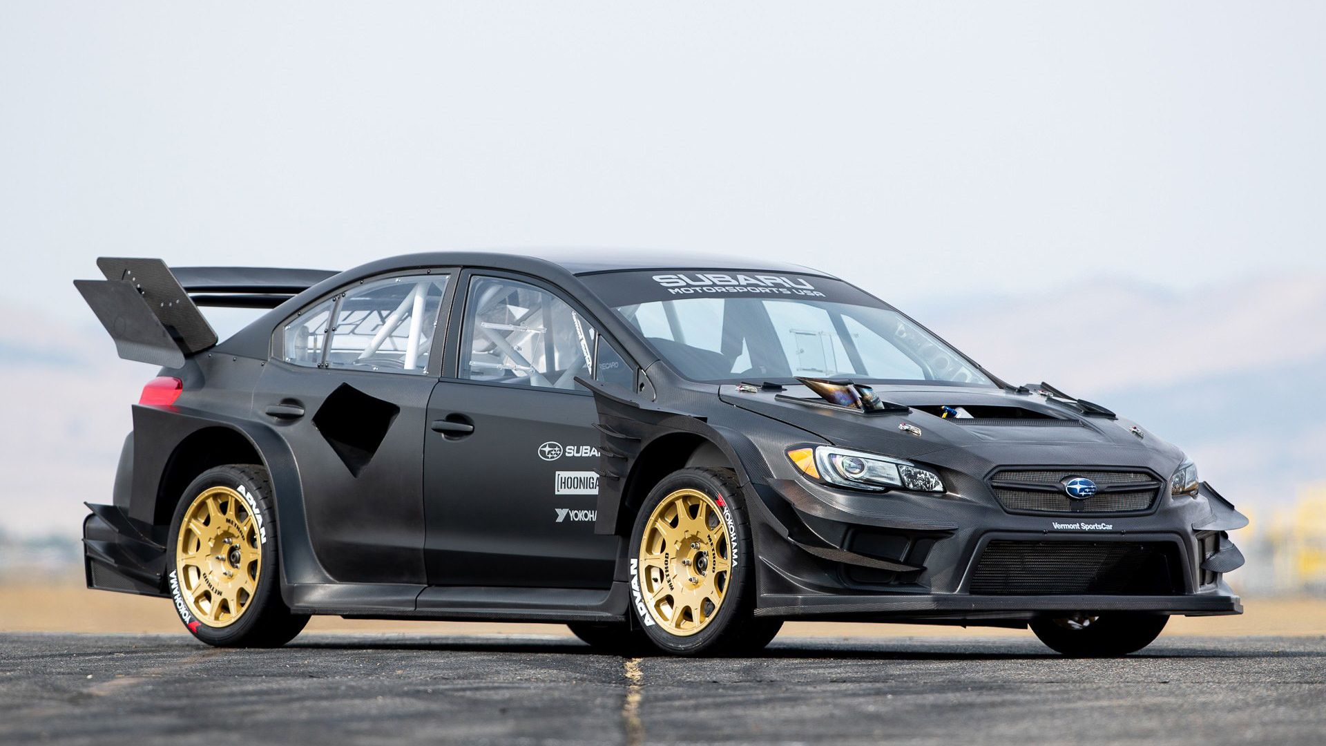 نمای سه چهارم خودرو سوبارو WRX STI / Subaru  سیاه رنگ در سری جیمکانا