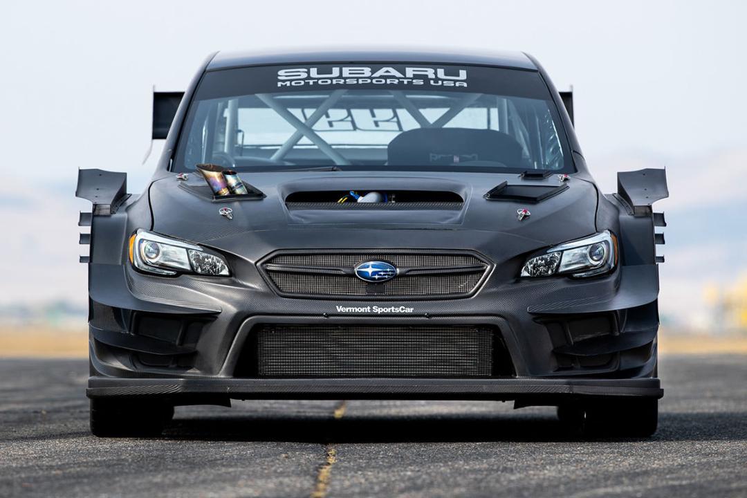 نمای جلو خودرو سوبارو WRX STI / Subaru  سیاه رنگ در پیست