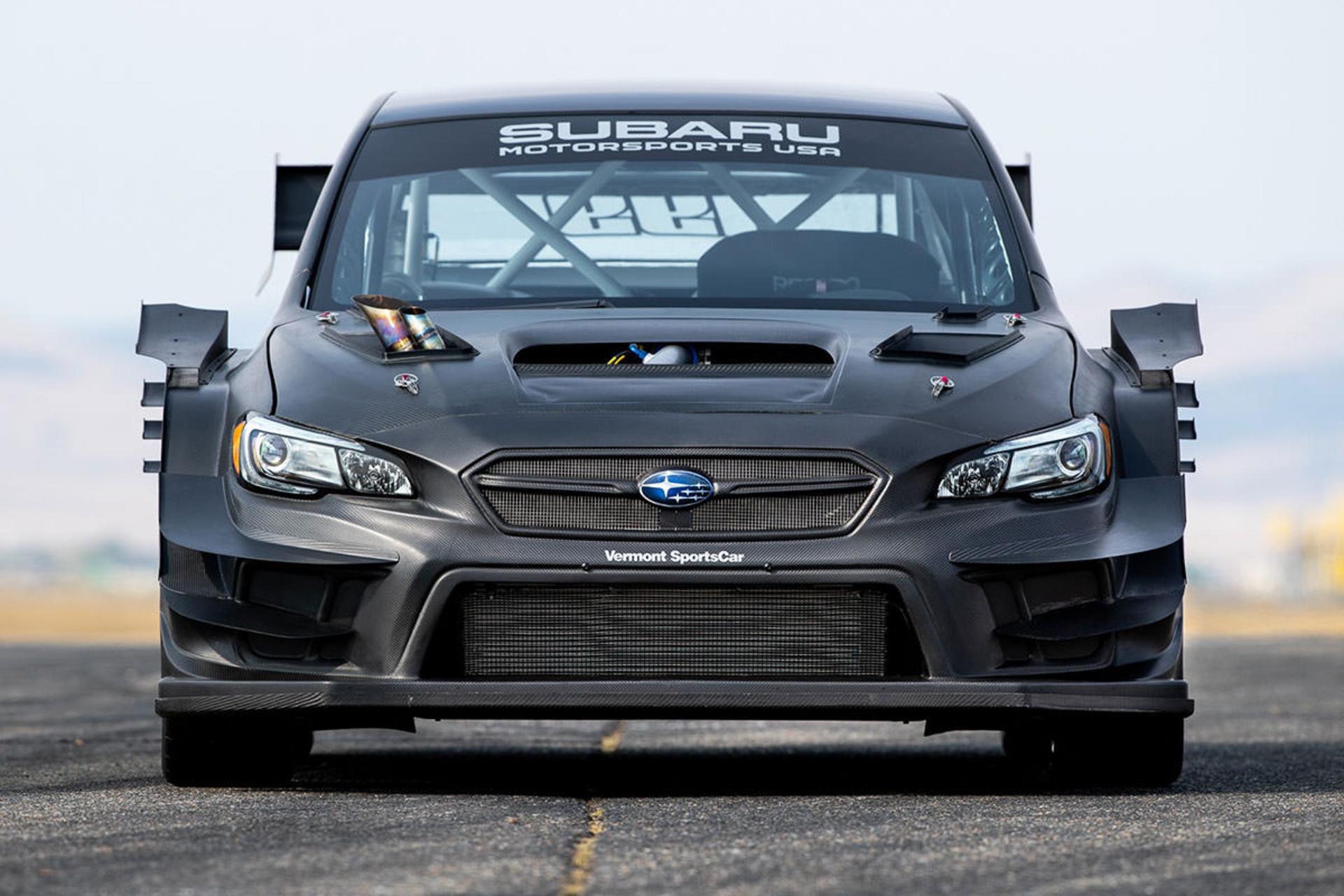 نمای جلو خودرو سوبارو WRX STI / Subaru  سیاه رنگ در پیست