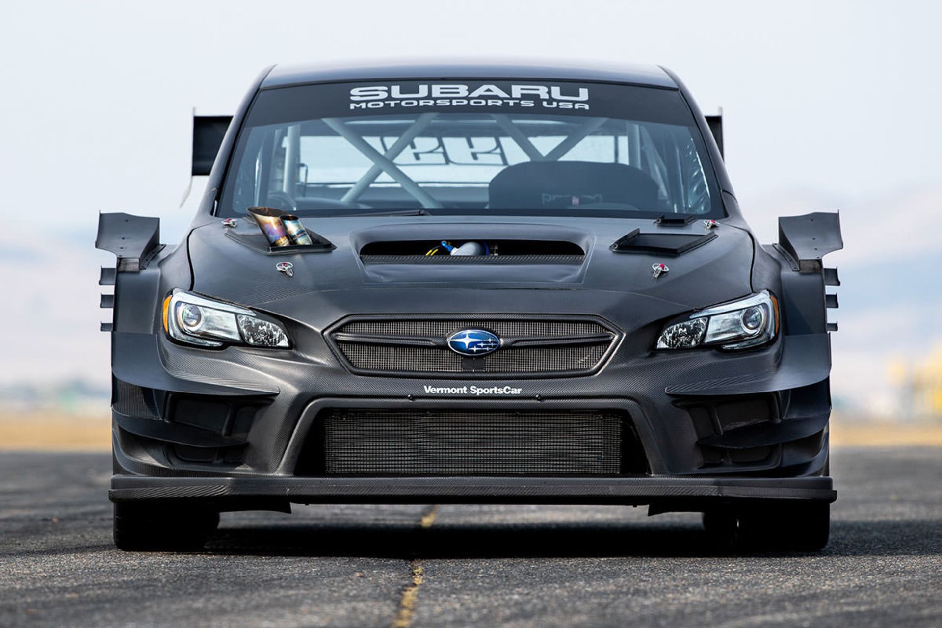 نمای جلو خودرو سوبارو WRX STI / Subaru  سیاه رنگ در پیست