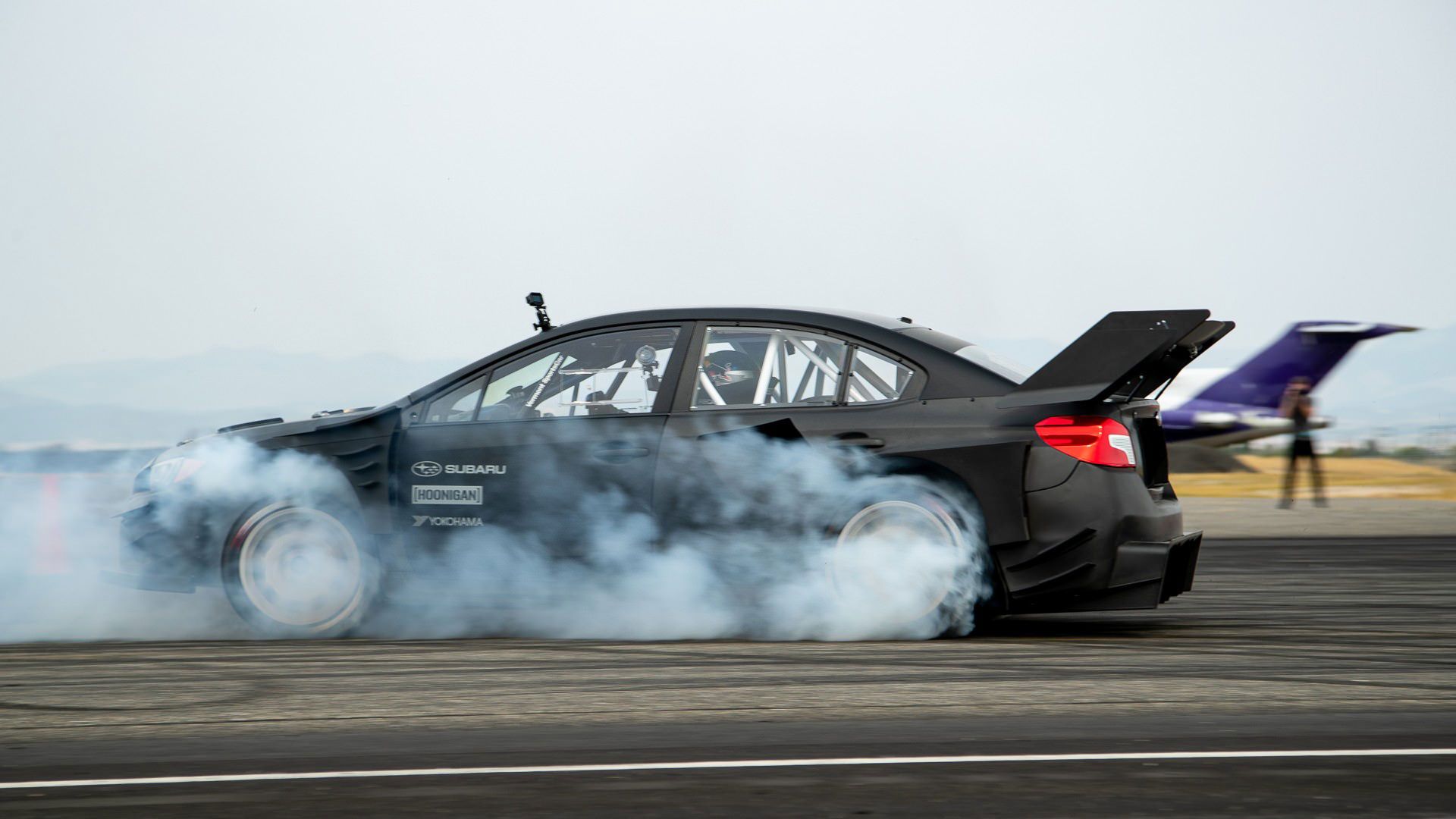 نمای جانبی سوبارو WRX STI / Subaru  سیاه رنگ در پیست