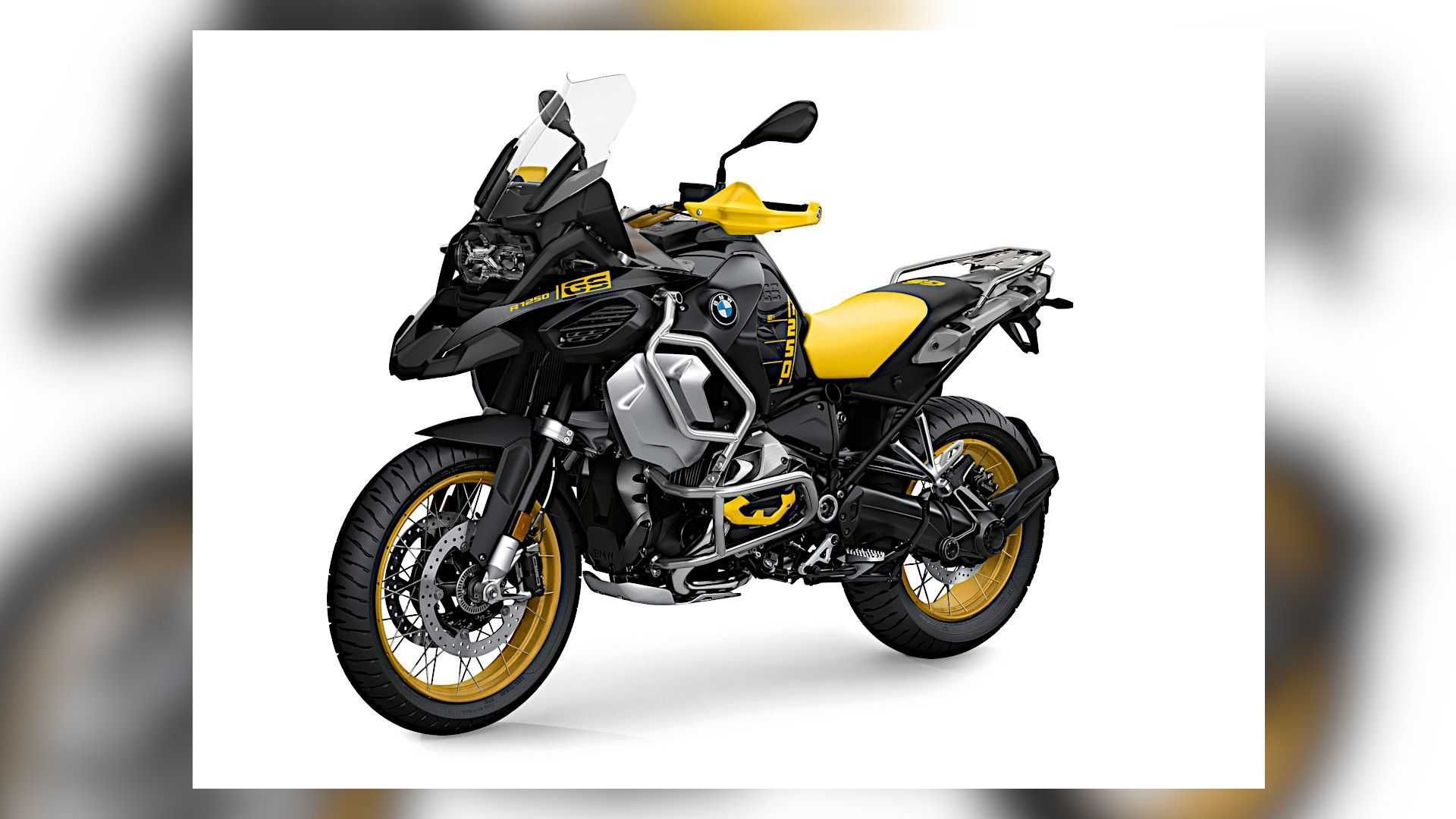 نمای سه چهارم موتورسیکلت بی ام و / 2021 BMW R 1250 GS با رنگ زرد و سیاه