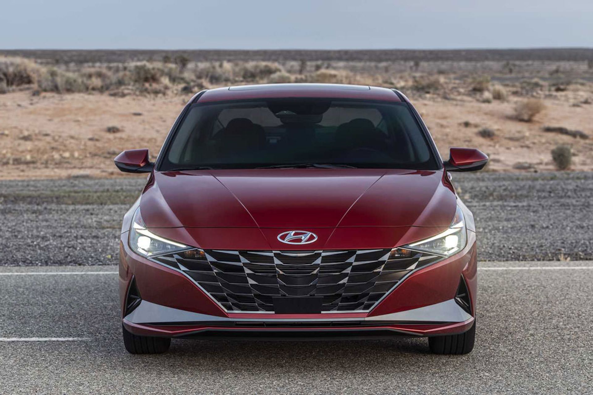 نمای جلو هیوندای النترا 2021 / 2021 Hyundai Elantra قرمز رنگ با منظره آسمان ابری