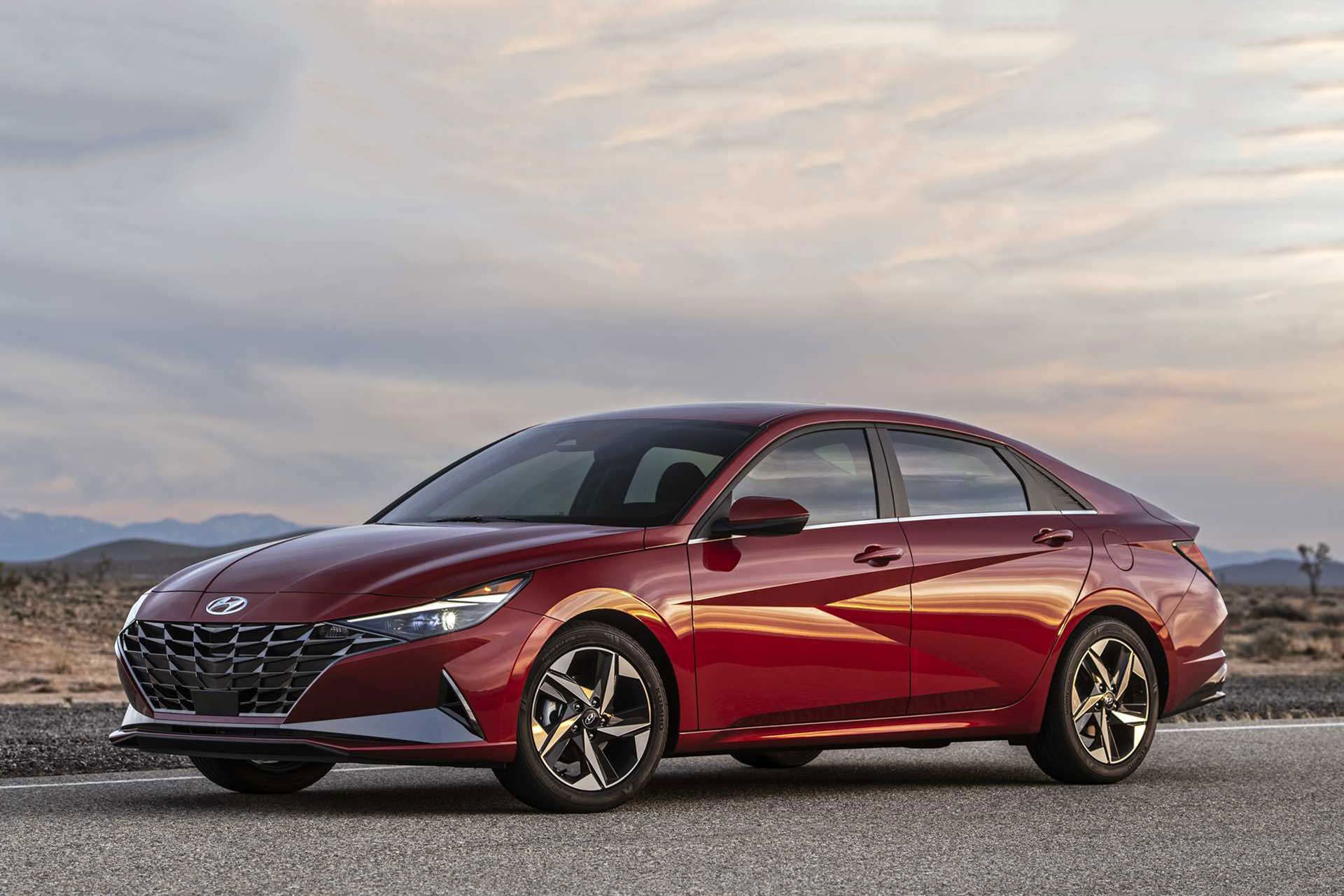 نمای سه چهارم هیوندای النترا 2021 / 2021 Hyundai Elantra قرمز رنگ با منظره آسمان ابری