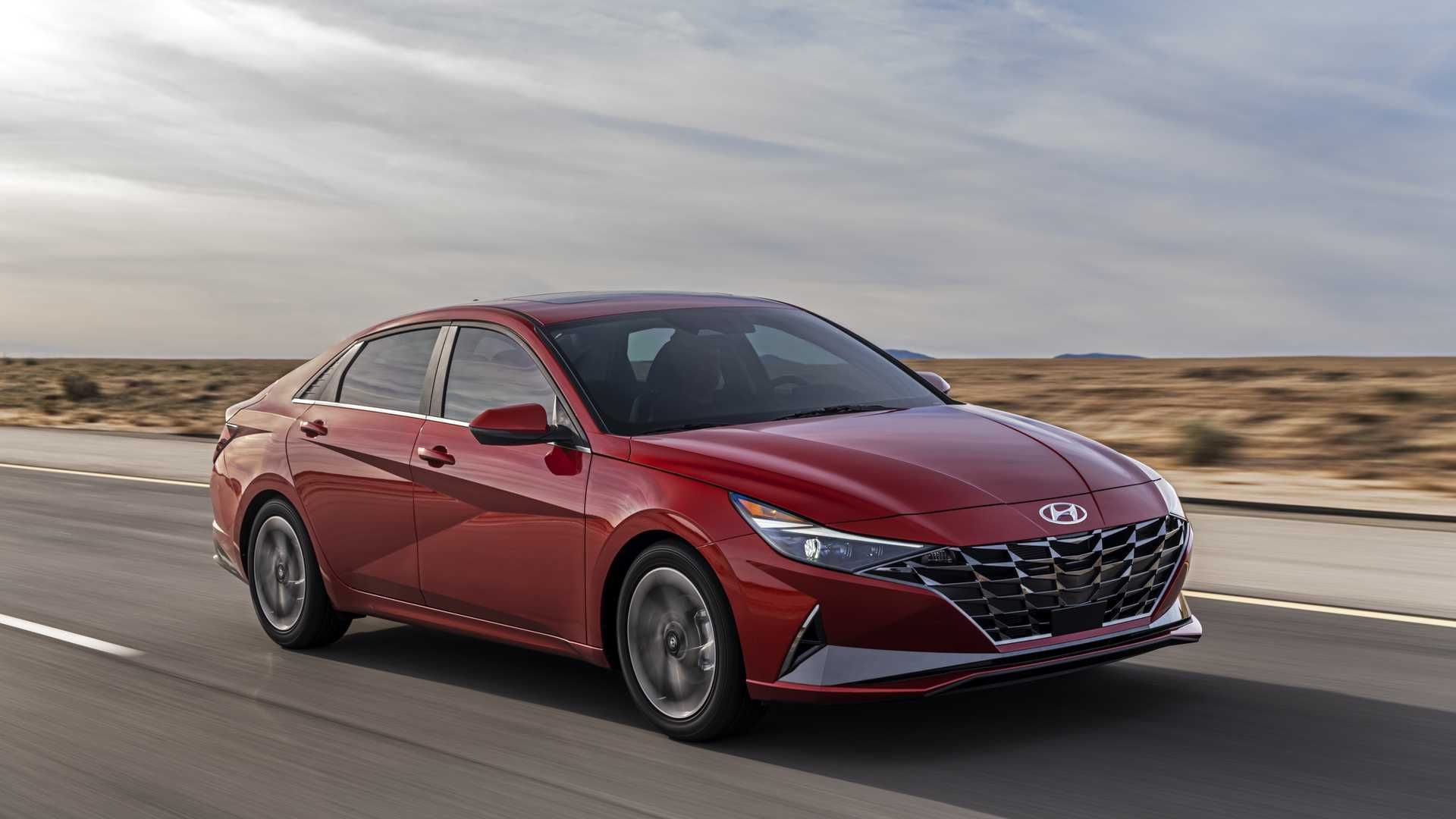 نمای جانبی هیوندای النترا 2021 / 2021 Hyundai Elantra قرمز رنگ با منظره آسمان ابری در جاده