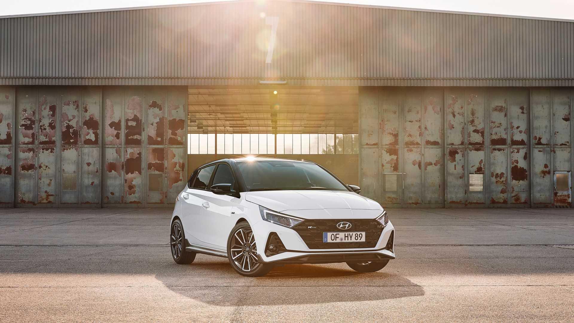 نمای جلو هاچ بک هیوندای آی 20 ان لاین / Hyundai i20 N Line دو رنگ سفید و سیاه