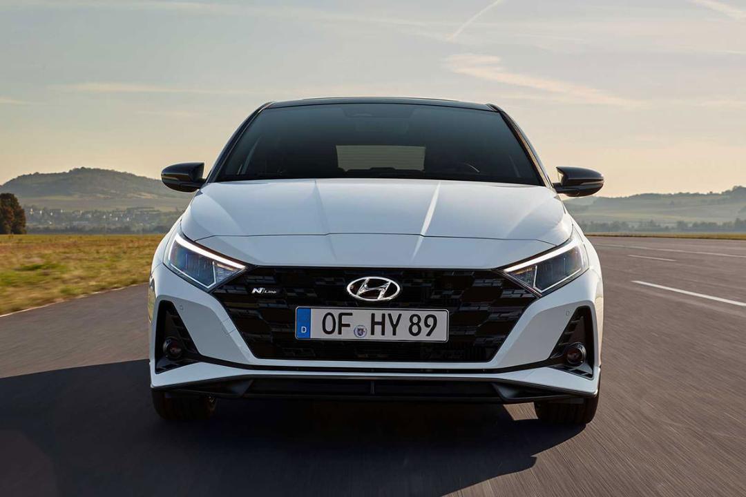 نمای جلو هاچ بک هیوندای آی 20 ان لاین / Hyundai i20 N Line سفید رنگ در پیست