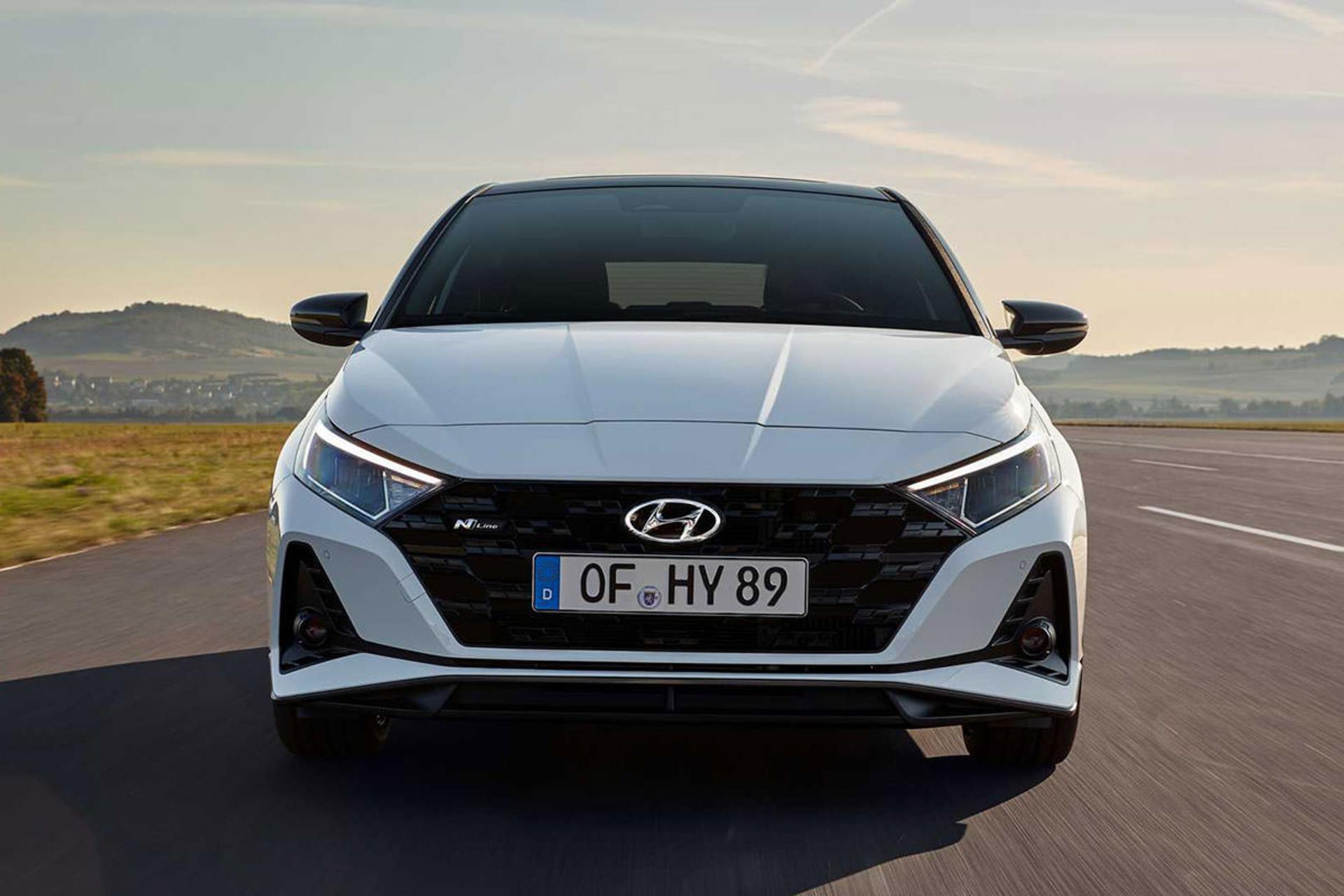 نمای جلو هاچ بک هیوندای آی 20 ان لاین / Hyundai i20 N Line سفید رنگ در پیست