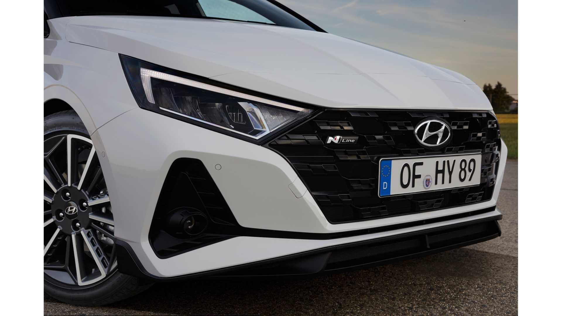 نمای جلوپنجره هاچ بک هیوندای آی 20 ان لاین / Hyundai i20 N Line سفید رنگ