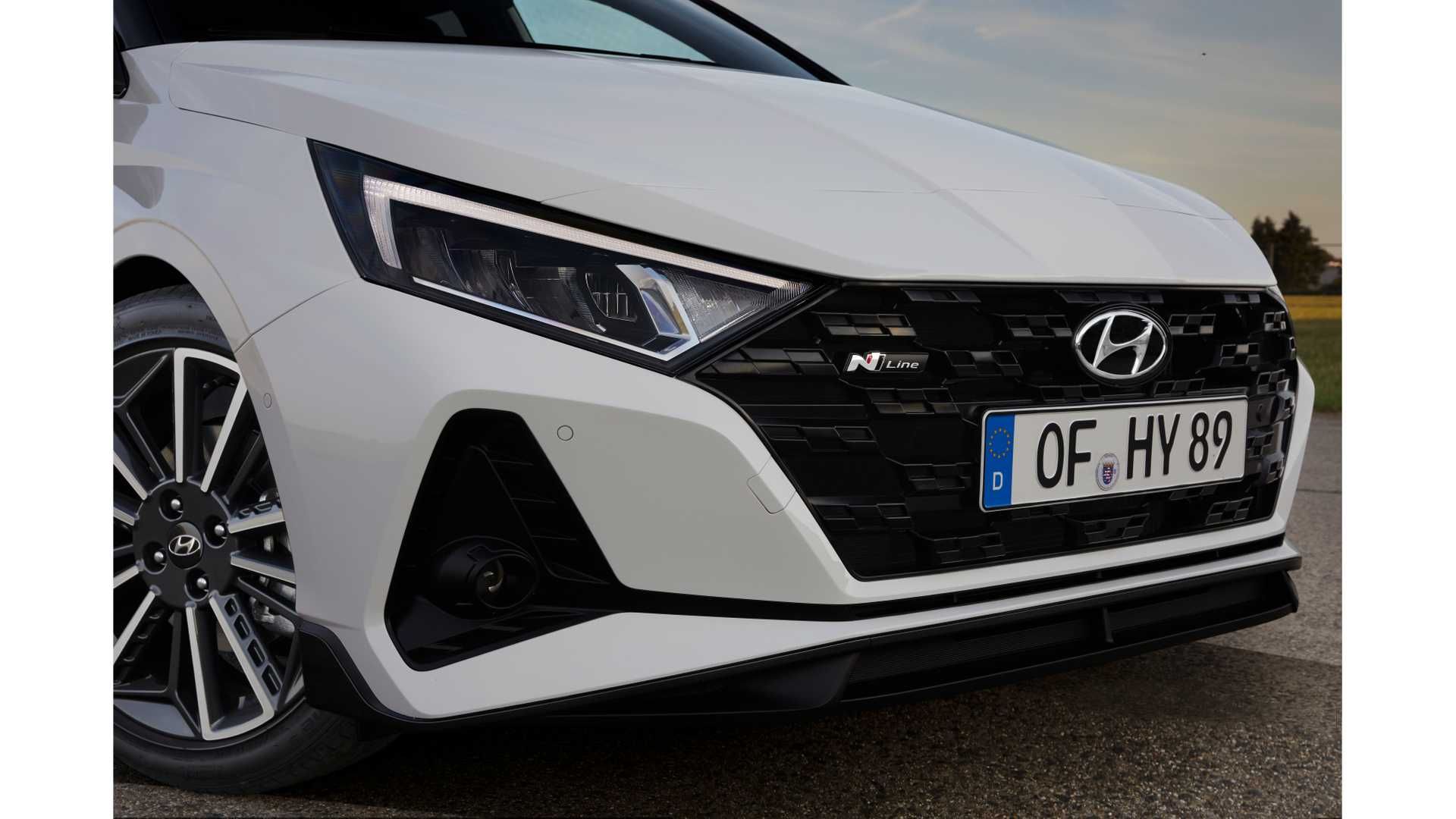 نمای جلوپنجره هاچ بک هیوندای آی 20 ان لاین / Hyundai i20 N Line سفید رنگ