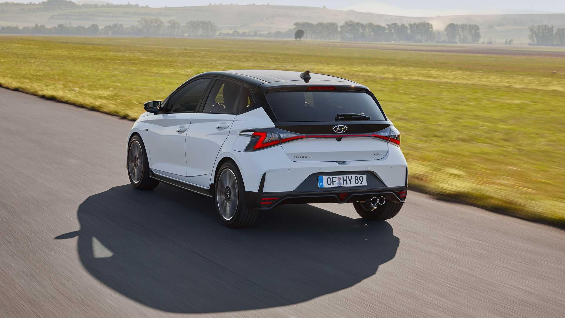 نمای عقب هاچ بک هیوندای آی 20 ان لاین / Hyundai i20 N Line سفید و سیاه رنگ در پیست