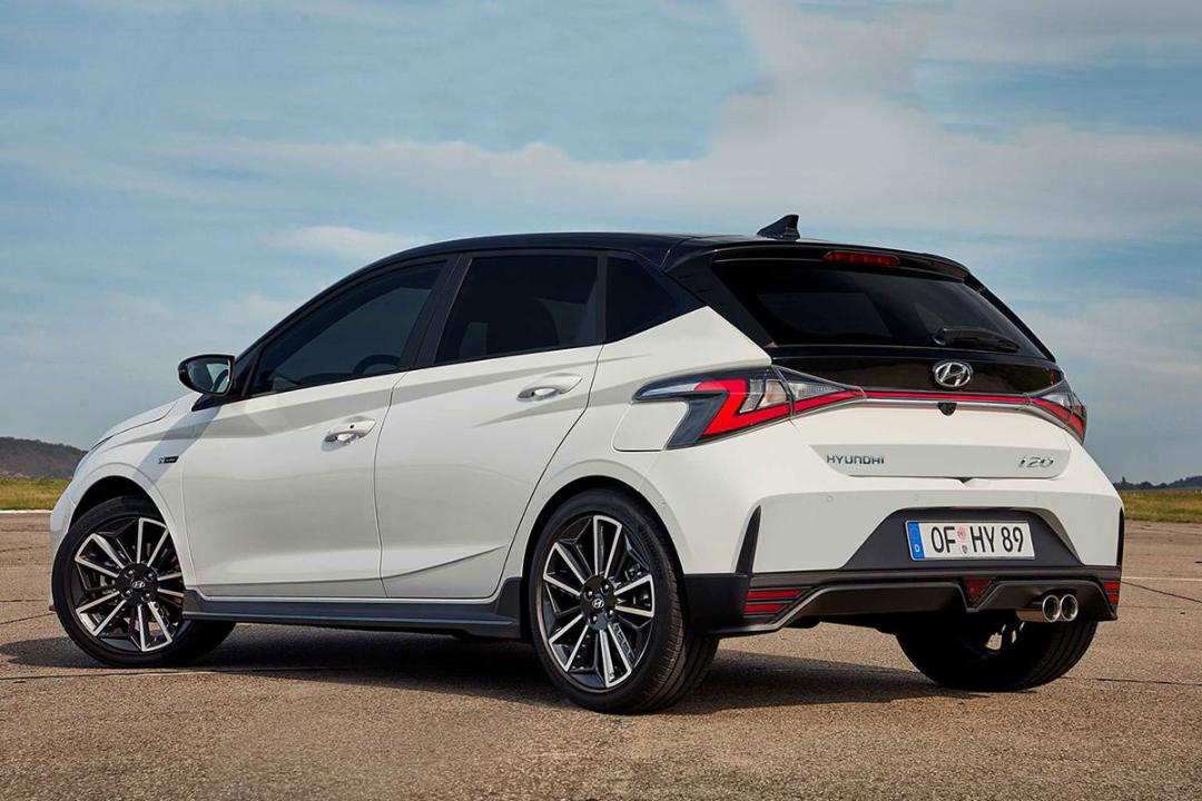 نمای سه چهارم عقب هاچ بک هیوندای آی 20 ان لاین / Hyundai i20 N Line سفید رنگ در پیست