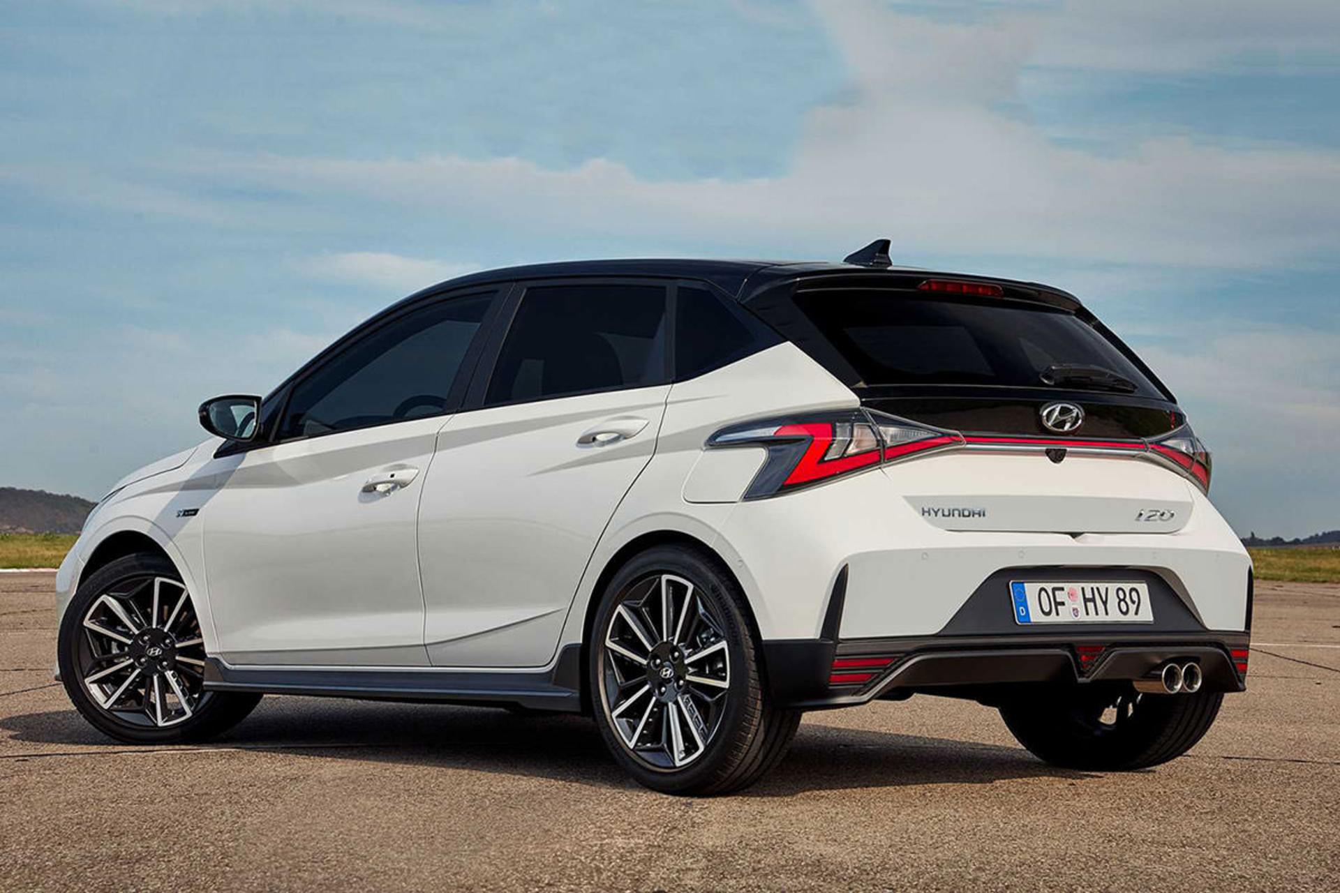 نمای سه چهارم عقب هاچ بک هیوندای آی 20 ان لاین / Hyundai i20 N Line سفید رنگ در پیست