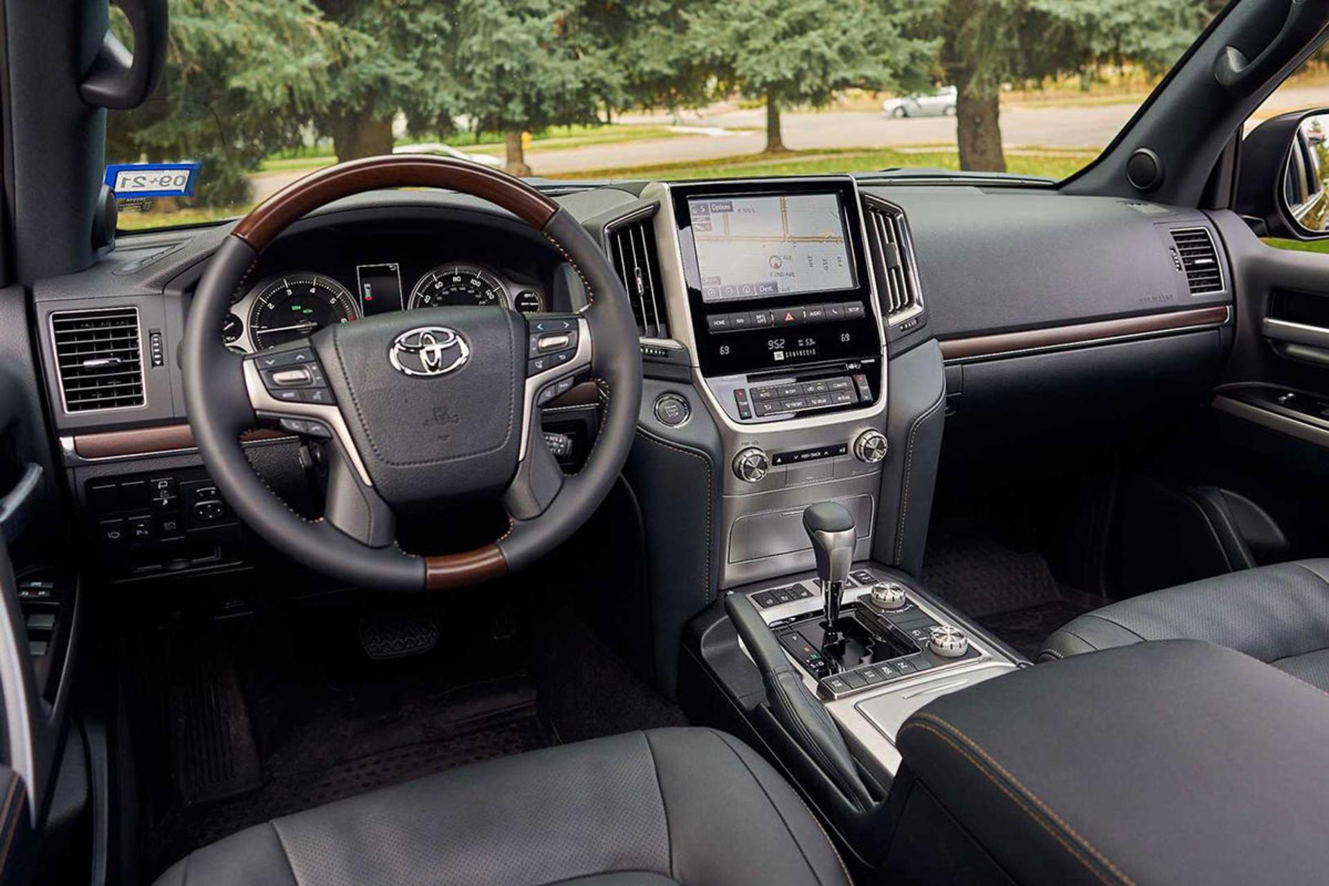 نمای کابین خودرو شاسی بلند تویوتا لندکروزر / Toyota Land Cruiser SUV