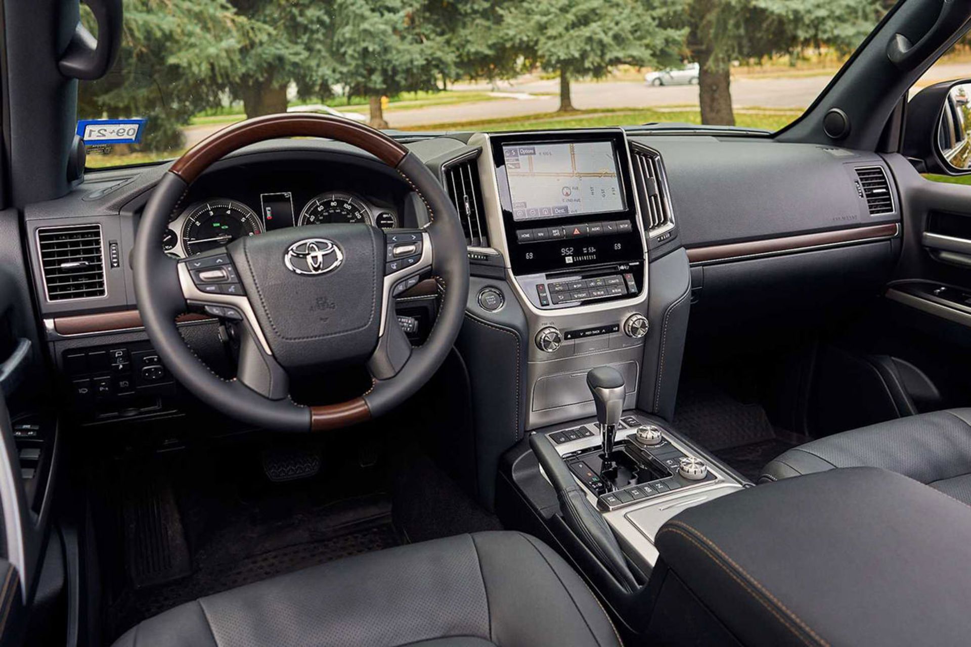 نمای کابین خودرو شاسی بلند تویوتا لندکروزر / Toyota Land Cruiser SUV